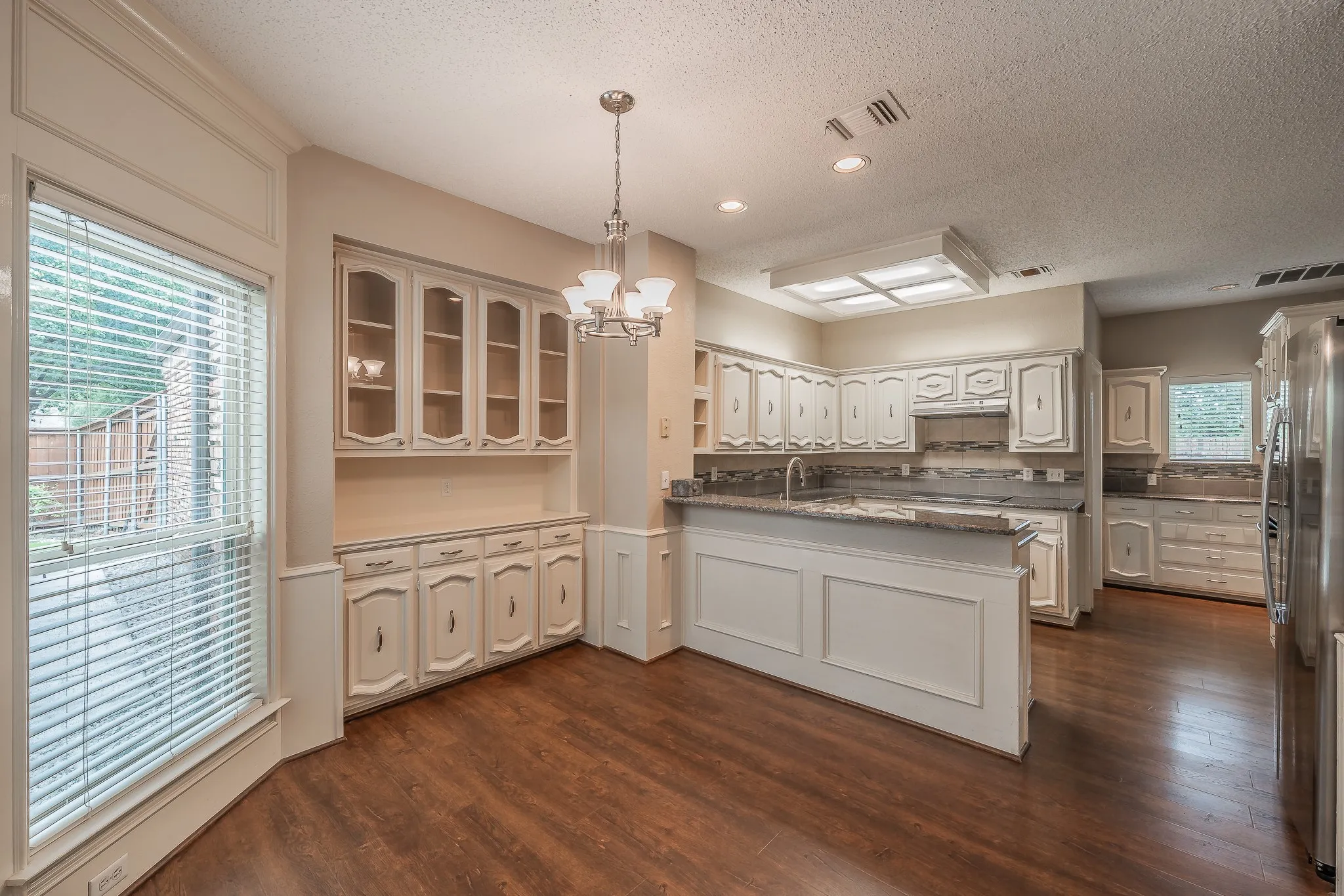 Single Family Residence For Sale in Dallas County , 2002 Diamond Oaks Drive, Garland, Texas 75044, 3 Bedroom, 3 Bathroom, 2 Garage spaces, 2,322 Sqft, built in 1985, mls#21309452, Real Estate Agent in Garland, Homes For Sale in Dallas county, Homes For Sale in Garland, Realtor in Garland Texas, Real Estate Brokerage Independent Realty Texas, Luminita Cordes Realtor