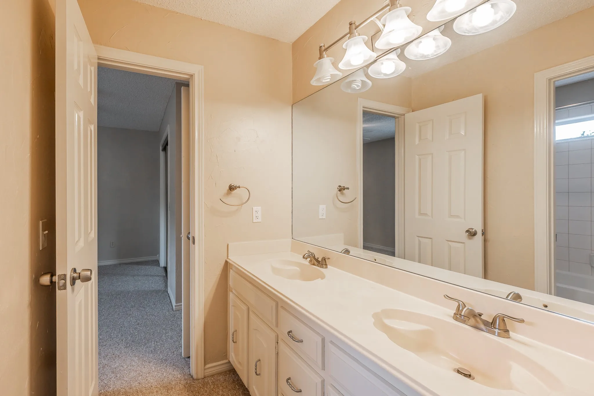 Upstairs secondary bath