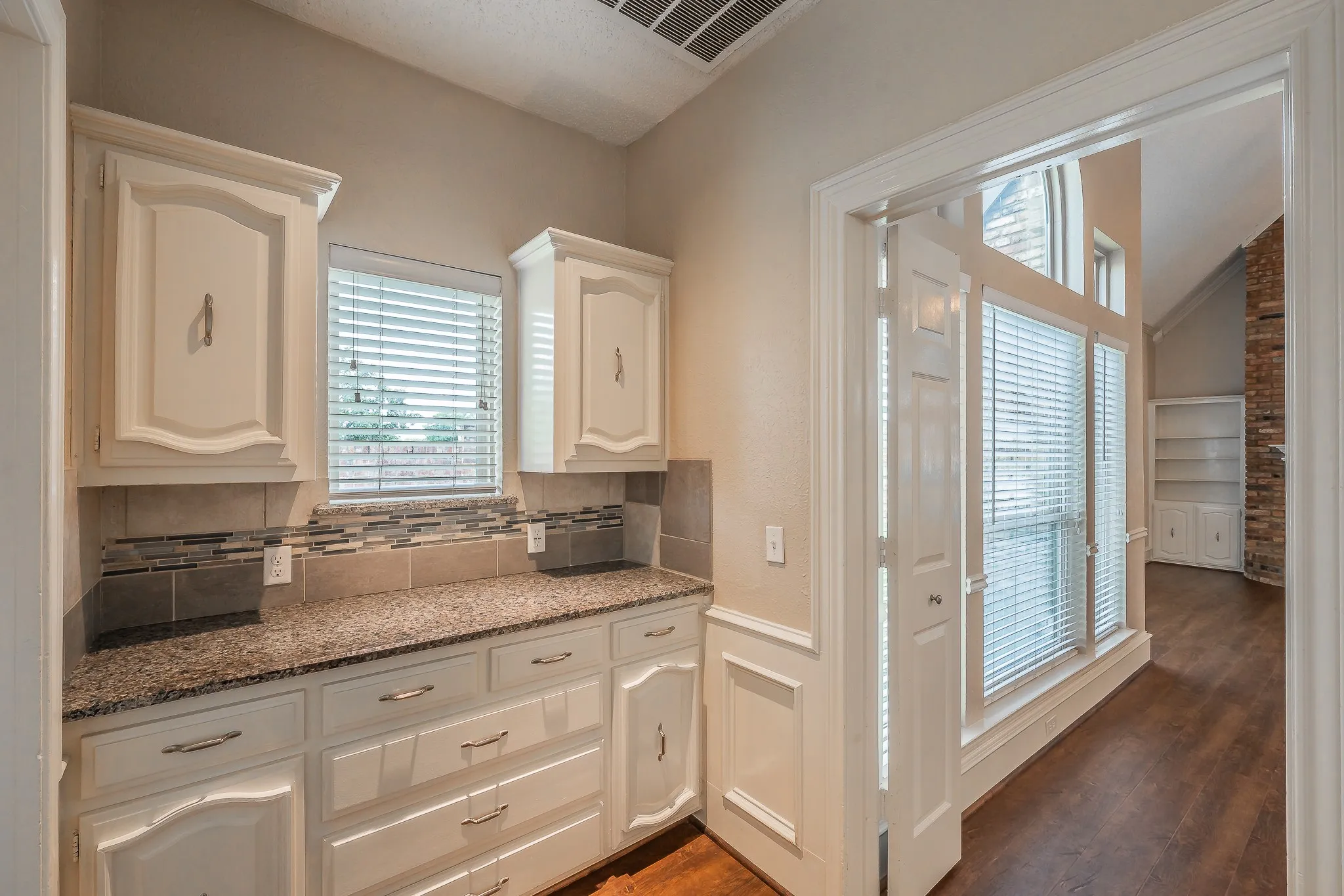 Single Family Residence For Sale in Dallas County , 2002 Diamond Oaks Drive, Garland, Texas 75044, 3 Bedroom, 3 Bathroom, 2 Garage spaces, 2,322 Sqft, built in 1985, mls#21309452, Real Estate Agent in Garland, Homes For Sale in Dallas county, Homes For Sale in Garland, Realtor in Garland Texas, Real Estate Brokerage Independent Realty Texas, Luminita Cordes Realtor
