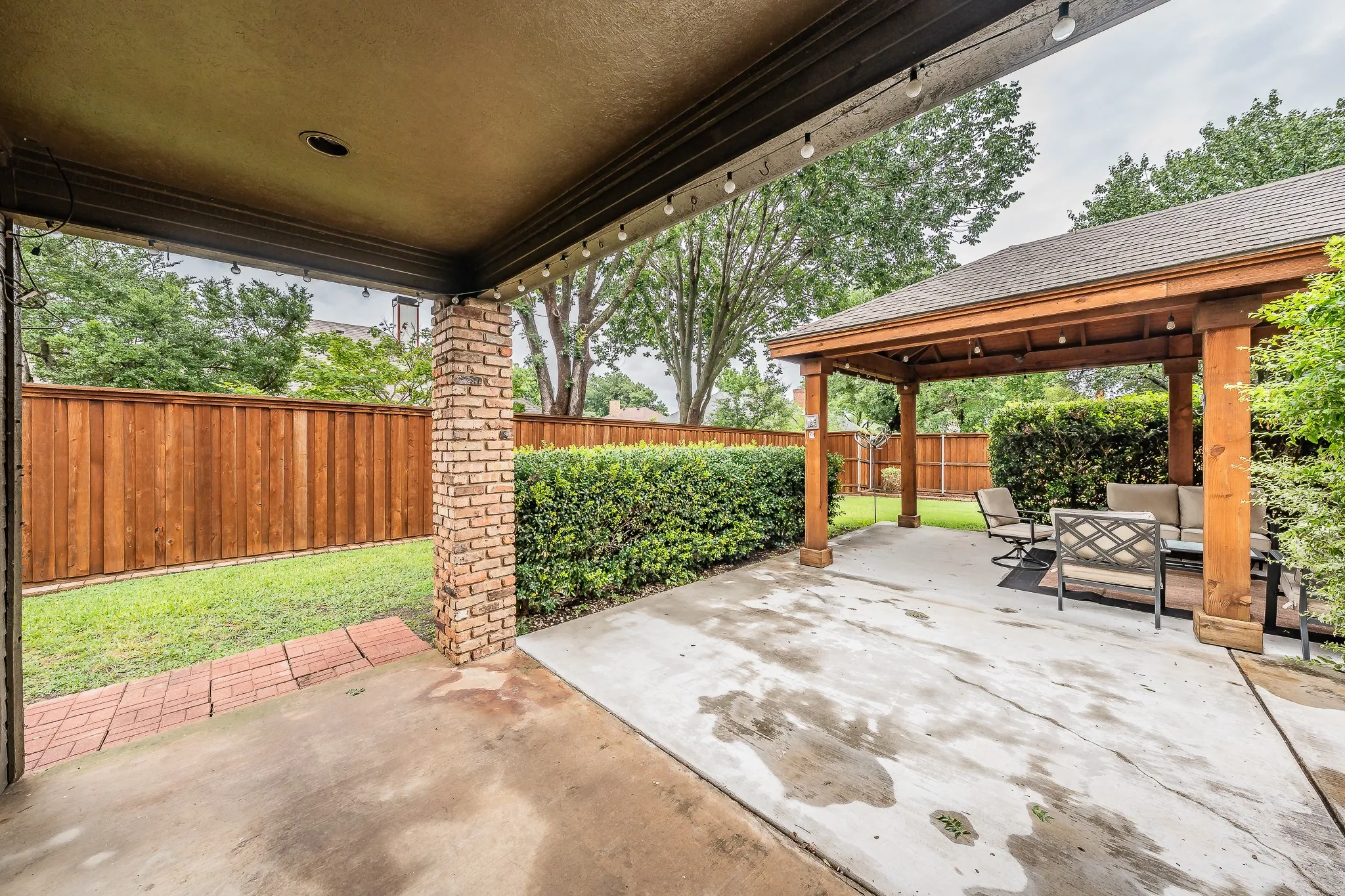 Single Family Residence For Sale in Dallas County , 2002 Diamond Oaks Drive, Garland, Texas 75044, 3 Bedroom, 3 Bathroom, 2 Garage spaces, 2,322 Sqft, built in 1985, mls#21309452, Real Estate Agent in Garland, Homes For Sale in Dallas county, Homes For Sale in Garland, Realtor in Garland Texas, Real Estate Brokerage Independent Realty Texas, Luminita Cordes Realtor