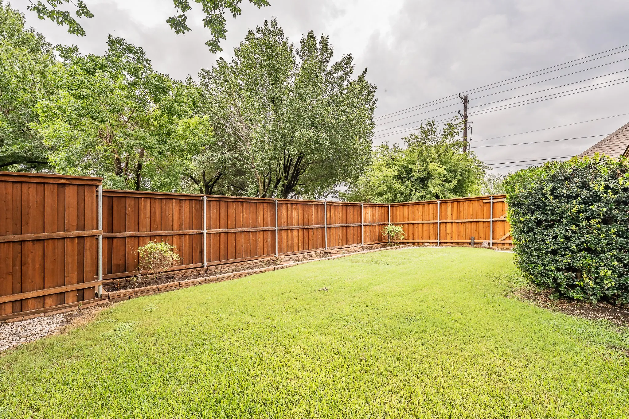 Single Family Residence For Sale in Dallas County , 2002 Diamond Oaks Drive, Garland, Texas 75044, 3 Bedroom, 3 Bathroom, 2 Garage spaces, 2,322 Sqft, built in 1985, mls#21309452, Real Estate Agent in Garland, Homes For Sale in Dallas county, Homes For Sale in Garland, Realtor in Garland Texas, Real Estate Brokerage Independent Realty Texas, Luminita Cordes Realtor