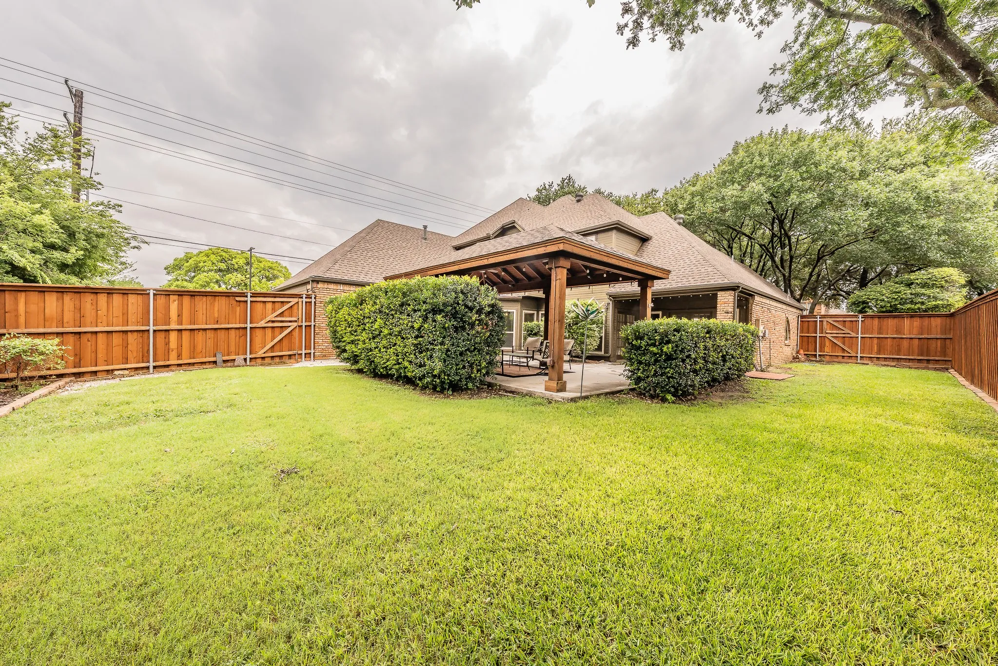 Single Family Residence For Sale in Dallas County , 2002 Diamond Oaks Drive, Garland, Texas 75044, 3 Bedroom, 3 Bathroom, 2 Garage spaces, 2,322 Sqft, built in 1985, mls#21309452, Real Estate Agent in Garland, Homes For Sale in Dallas county, Homes For Sale in Garland, Realtor in Garland Texas, Real Estate Brokerage Independent Realty Texas, Luminita Cordes Realtor