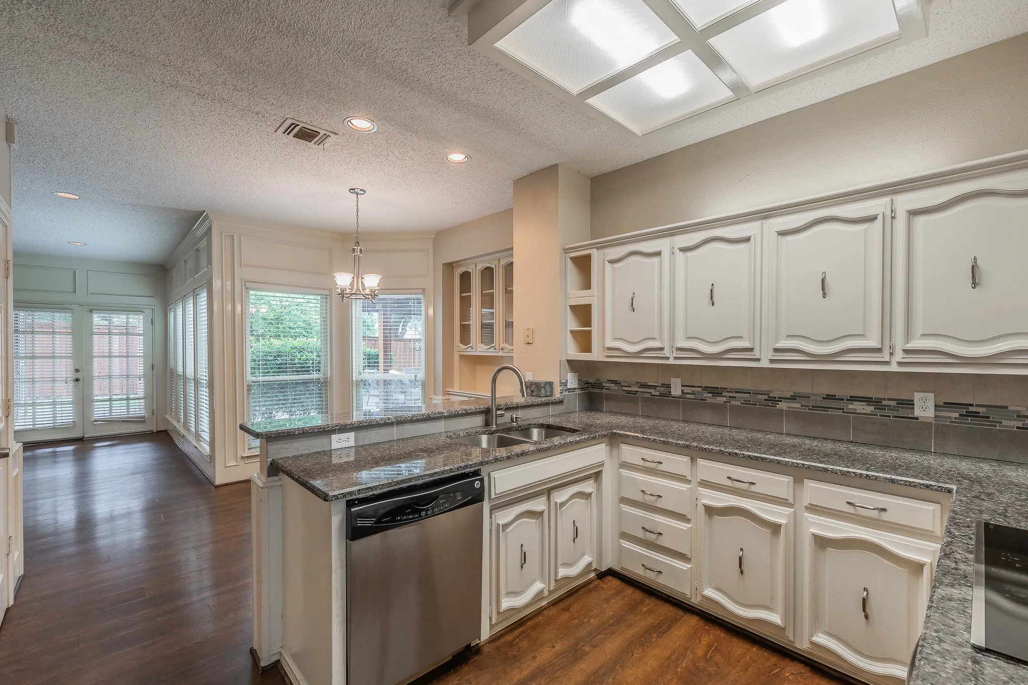 Single Family Residence For Sale in Dallas County , 2002 Diamond Oaks Drive, Garland, Texas 75044, 3 Bedroom, 3 Bathroom, 2 Garage spaces, 2,322 Sqft, built in 1985, mls#21309452, Real Estate Agent in Garland, Homes For Sale in Dallas county, Homes For Sale in Garland, Realtor in Garland Texas, Real Estate Brokerage Independent Realty Texas, Luminita Cordes Realtor