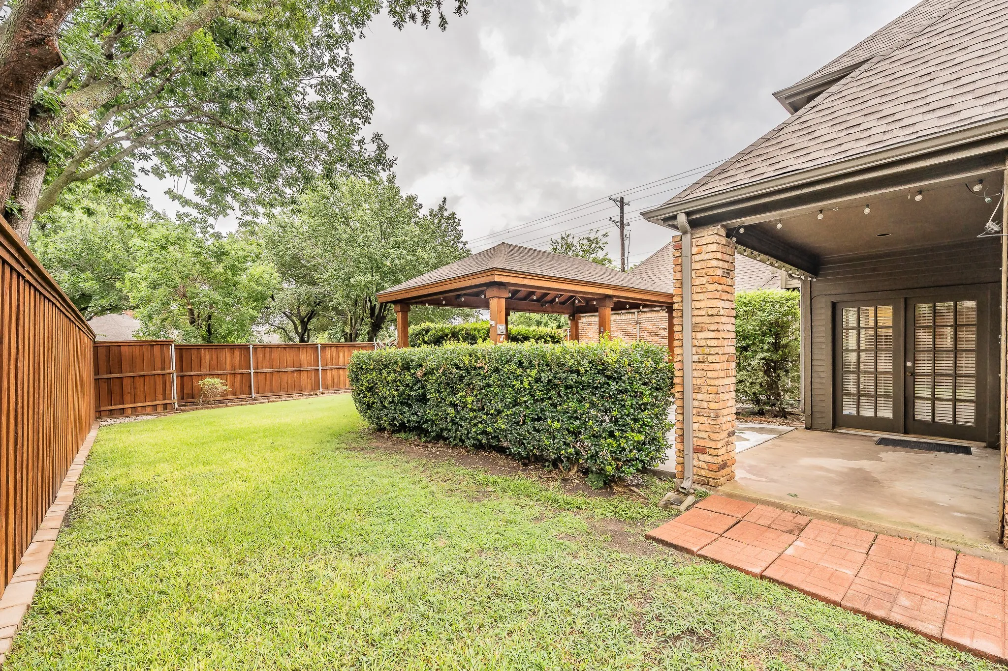 Single Family Residence For Sale in Dallas County , 2002 Diamond Oaks Drive, Garland, Texas 75044, 3 Bedroom, 3 Bathroom, 2 Garage spaces, 2,322 Sqft, built in 1985, mls#21309452, Real Estate Agent in Garland, Homes For Sale in Dallas county, Homes For Sale in Garland, Realtor in Garland Texas, Real Estate Brokerage Independent Realty Texas, Luminita Cordes Realtor