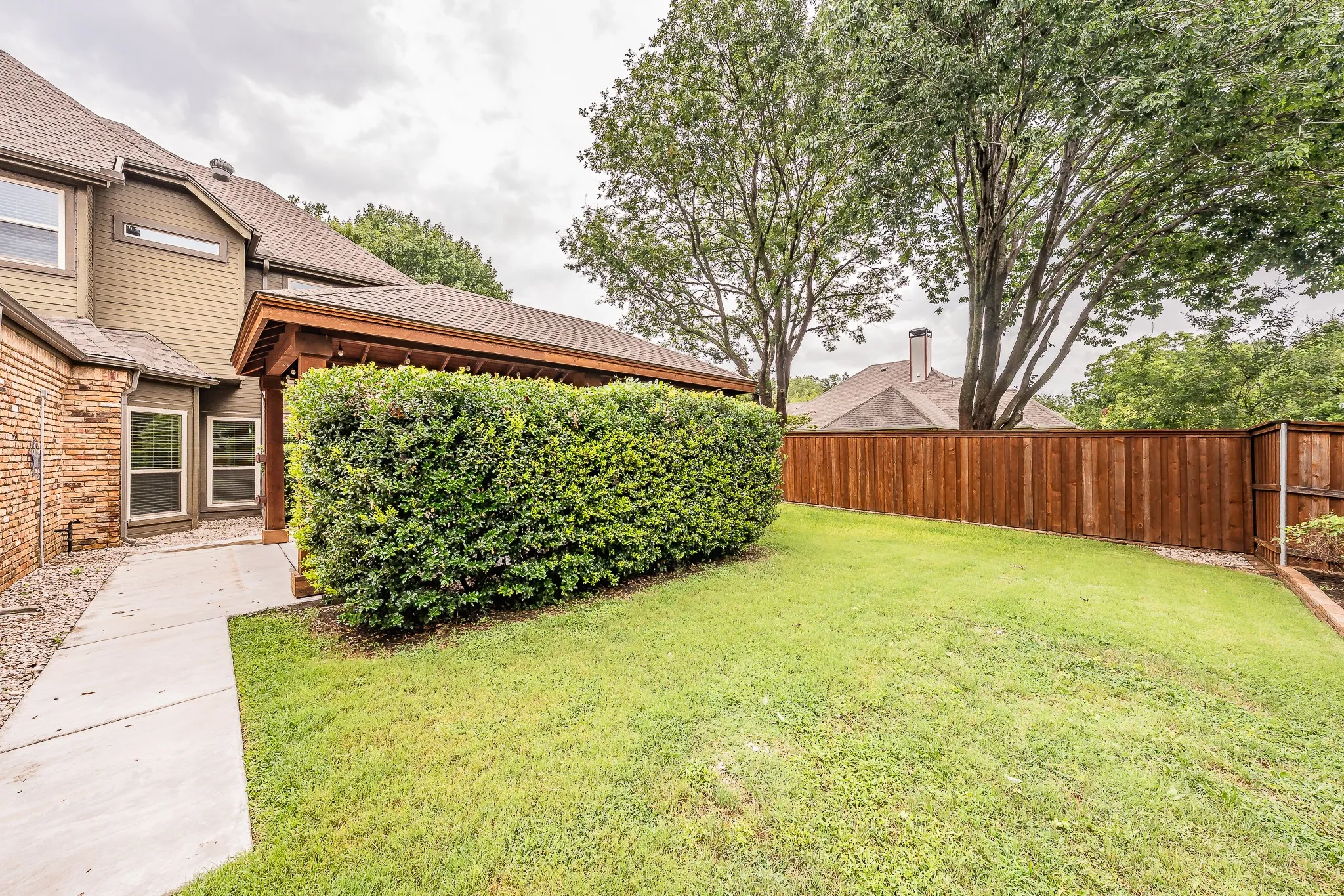 Single Family Residence For Sale in Dallas County , 2002 Diamond Oaks Drive, Garland, Texas 75044, 3 Bedroom, 3 Bathroom, 2 Garage spaces, 2,322 Sqft, built in 1985, mls#21309452, Real Estate Agent in Garland, Homes For Sale in Dallas county, Homes For Sale in Garland, Realtor in Garland Texas, Real Estate Brokerage Independent Realty Texas, Luminita Cordes Realtor