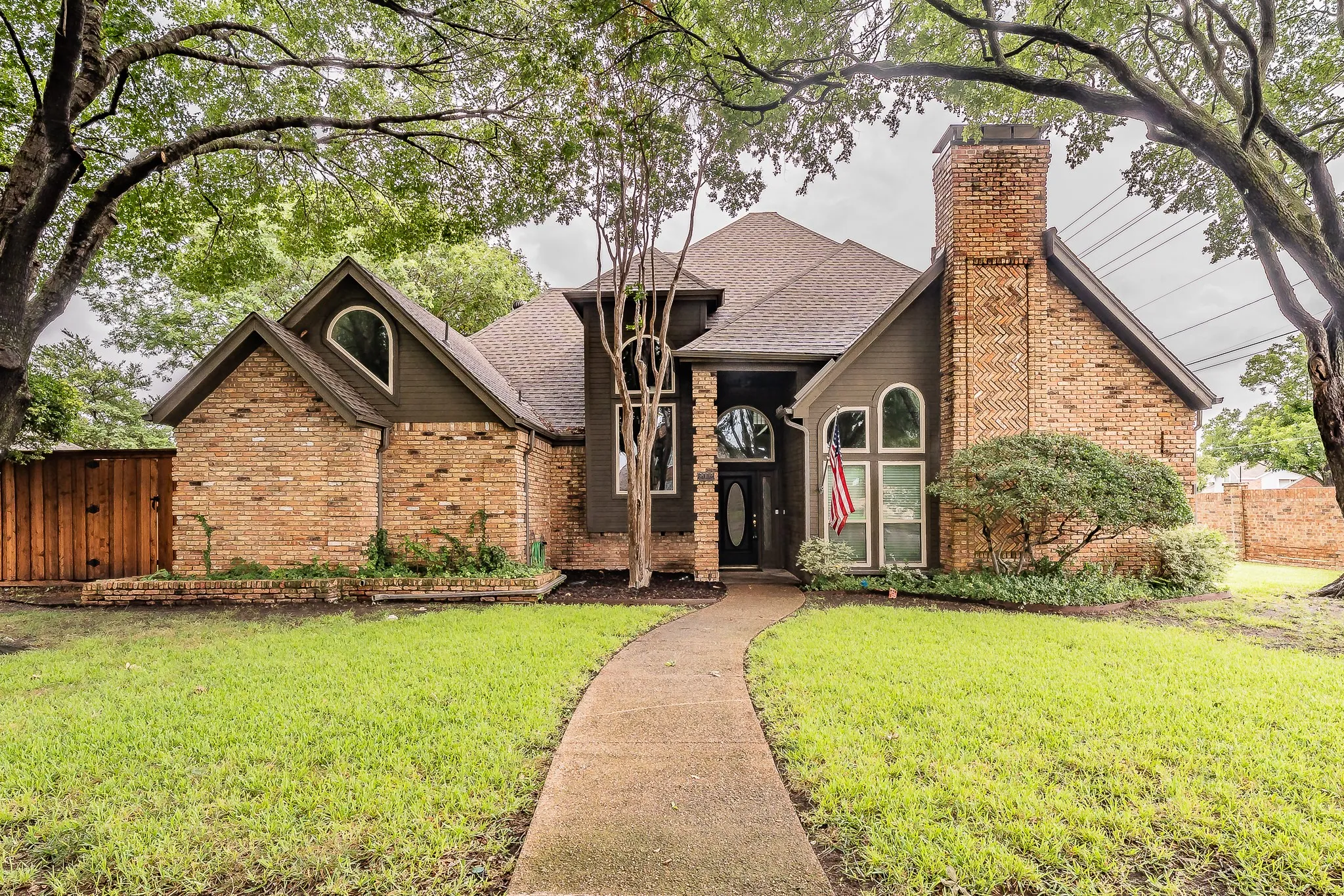 Single Family Residence For Sale in Dallas County , 2002 Diamond Oaks Drive, Garland, Texas 75044, 3 Bedroom, 3 Bathroom, 2 Garage spaces, 2,322 Sqft, built in 1985, mls#21309452, Real Estate Agent in Garland, Homes For Sale in Dallas county, Homes For Sale in Garland, Realtor in Garland Texas, Real Estate Brokerage Independent Realty Texas, Luminita Cordes Realtor