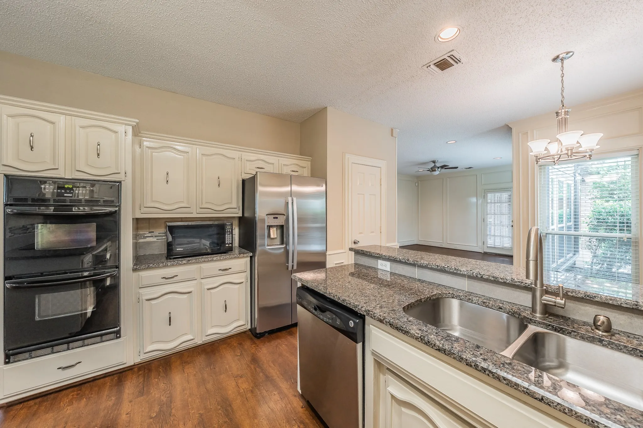 Single Family Residence For Sale in Dallas County , 2002 Diamond Oaks Drive, Garland, Texas 75044, 3 Bedroom, 3 Bathroom, 2 Garage spaces, 2,322 Sqft, built in 1985, mls#21309452, Real Estate Agent in Garland, Homes For Sale in Dallas county, Homes For Sale in Garland, Realtor in Garland Texas, Real Estate Brokerage Independent Realty Texas, Luminita Cordes Realtor