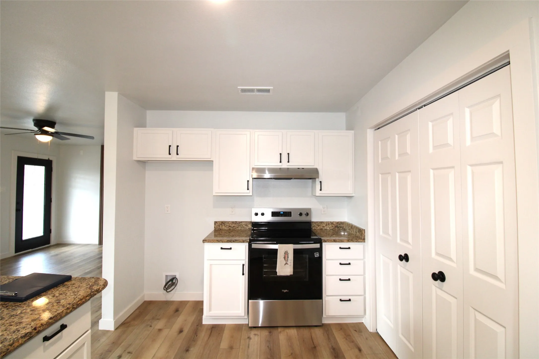 Single Family Residence For Sale in Van Zandt County , 640 Callender Lake Drive, Murchison, Texas 75778, 3 Bedroom, 2 Bathroom, Garage spaces, 1,056 Sqft, built in 2002, mls#21309550, Real Estate Agent in Murchison, Homes For Sale in Van Zandt county, Homes For Sale in Murchison, Realtor in Murchison Texas, Real Estate Brokerage Independent Realty Texas, Luminita Cordes Realtor