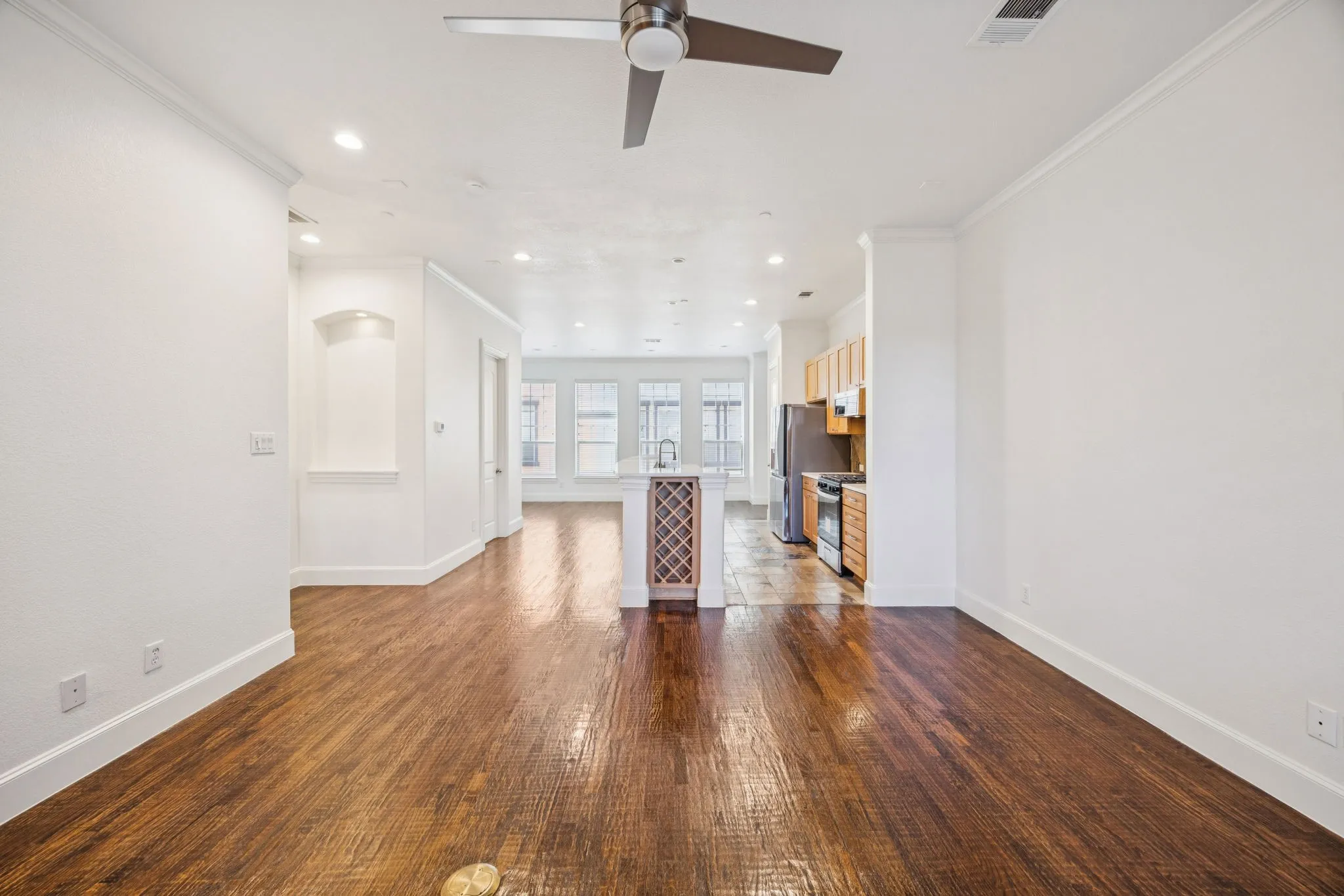 Condominium For Sale in Dallas County , 643 Senda, Irving, Texas 75039, 3 Bedroom, 3 Bathroom, 2 Garage spaces, 2,107 Sqft, built in 2007, mls#21309316, Real Estate Agent in Irving, Homes For Sale in Dallas county, Homes For Sale in Irving, Realtor in Irving Texas, Real Estate Brokerage Independent Realty Texas, Luminita Cordes Realtor