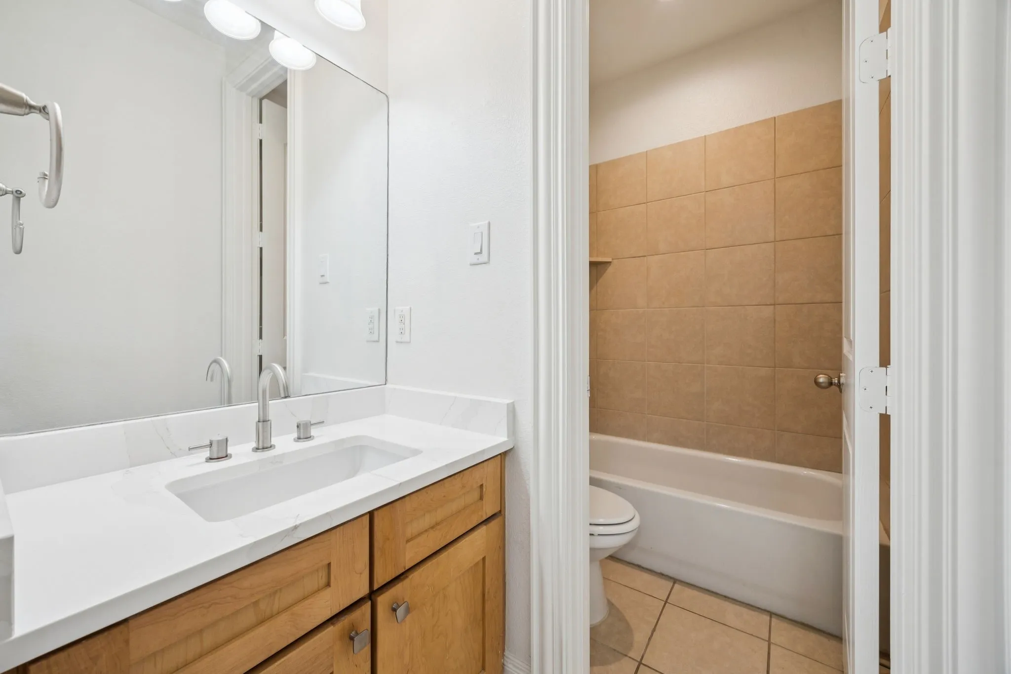 Condominium For Sale in Dallas County , 643 Senda, Irving, Texas 75039, 3 Bedroom, 3 Bathroom, 2 Garage spaces, 2,107 Sqft, built in 2007, mls#21309316, Real Estate Agent in Irving, Homes For Sale in Dallas county, Homes For Sale in Irving, Realtor in Irving Texas, Real Estate Brokerage Independent Realty Texas, Luminita Cordes Realtor