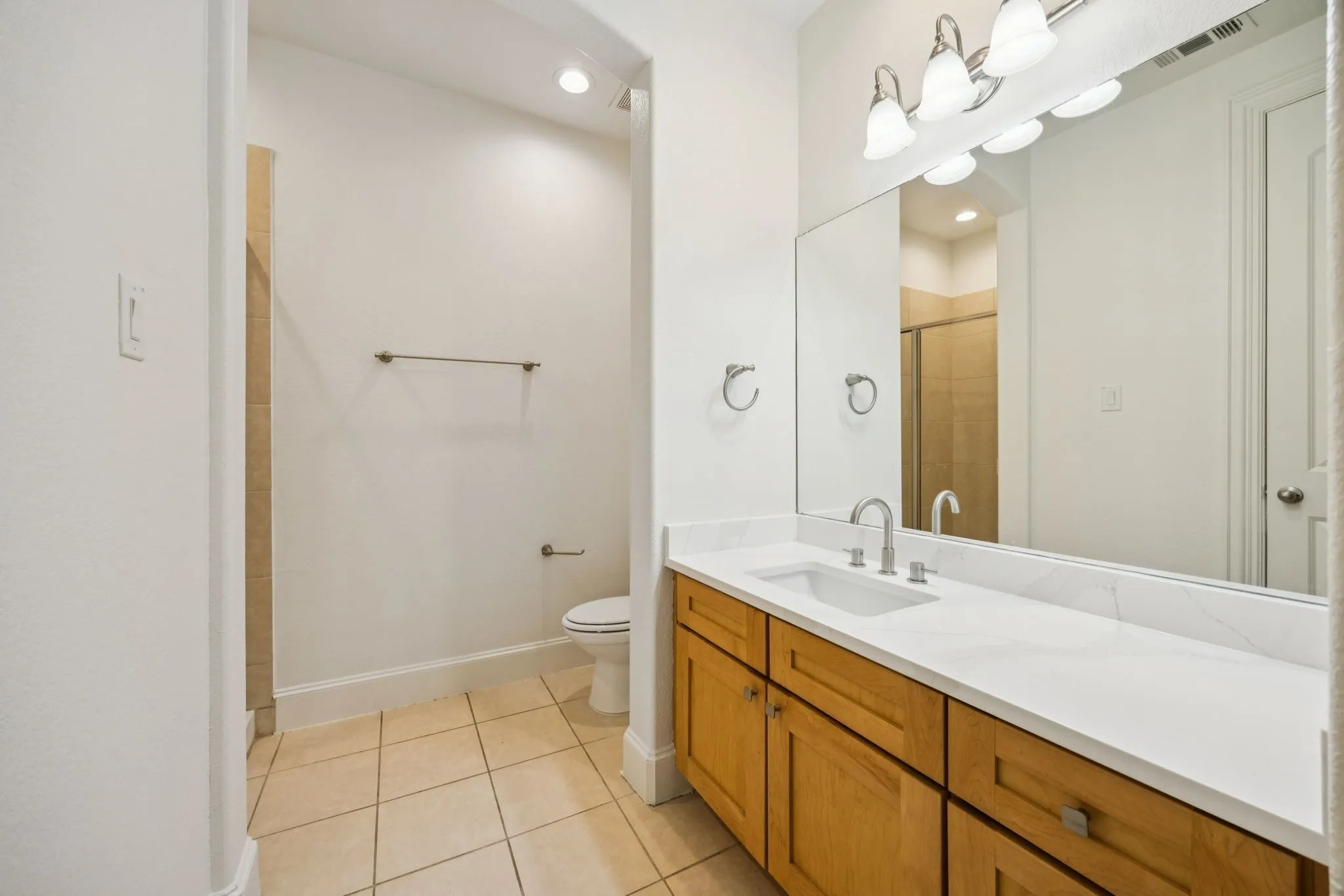 Condominium For Sale in Dallas County , 643 Senda, Irving, Texas 75039, 3 Bedroom, 3 Bathroom, 2 Garage spaces, 2,107 Sqft, built in 2007, mls#21309316, Real Estate Agent in Irving, Homes For Sale in Dallas county, Homes For Sale in Irving, Realtor in Irving Texas, Real Estate Brokerage Independent Realty Texas, Luminita Cordes Realtor