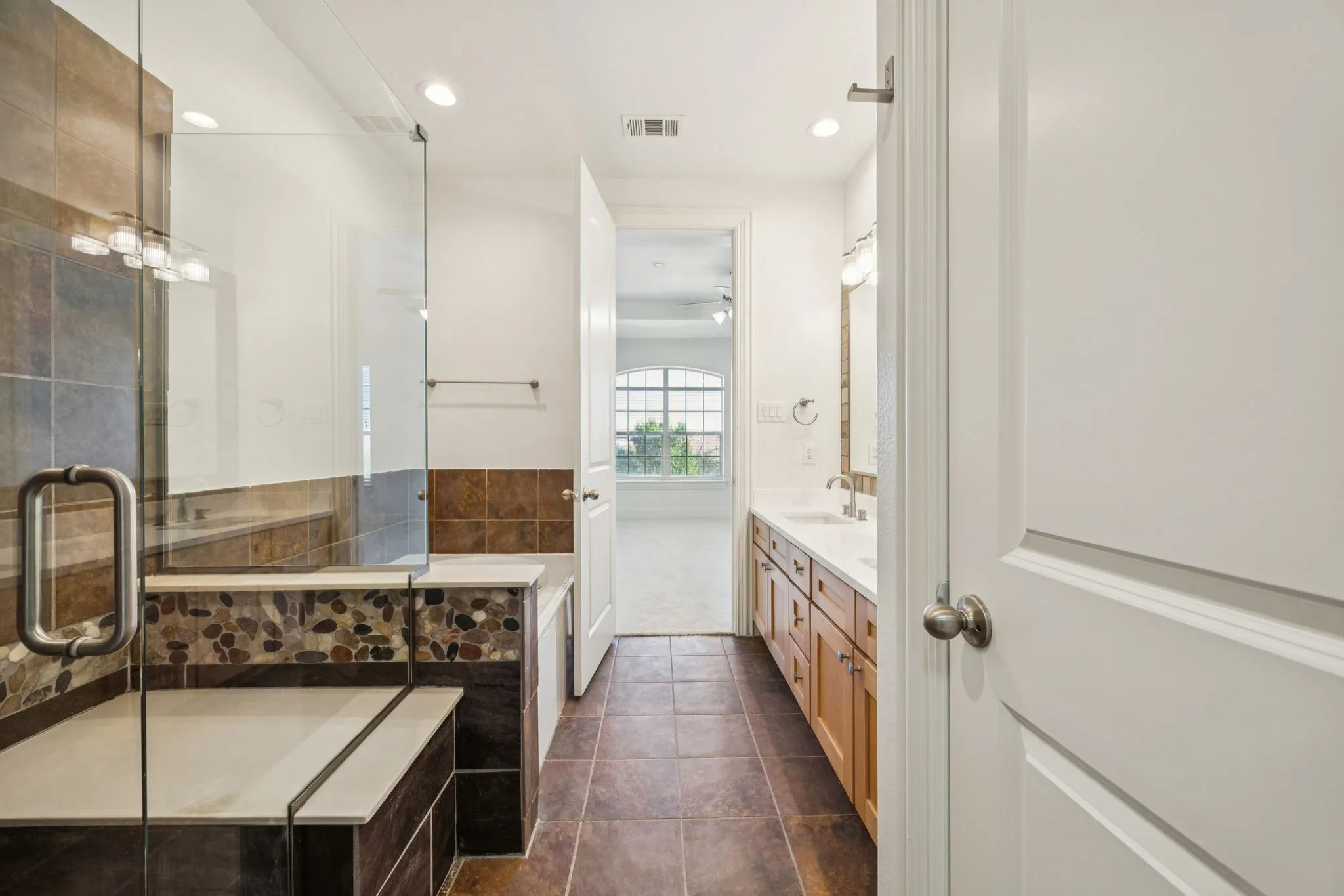 Condominium For Sale in Dallas County , 643 Senda, Irving, Texas 75039, 3 Bedroom, 3 Bathroom, 2 Garage spaces, 2,107 Sqft, built in 2007, mls#21309316, Real Estate Agent in Irving, Homes For Sale in Dallas county, Homes For Sale in Irving, Realtor in Irving Texas, Real Estate Brokerage Independent Realty Texas, Luminita Cordes Realtor