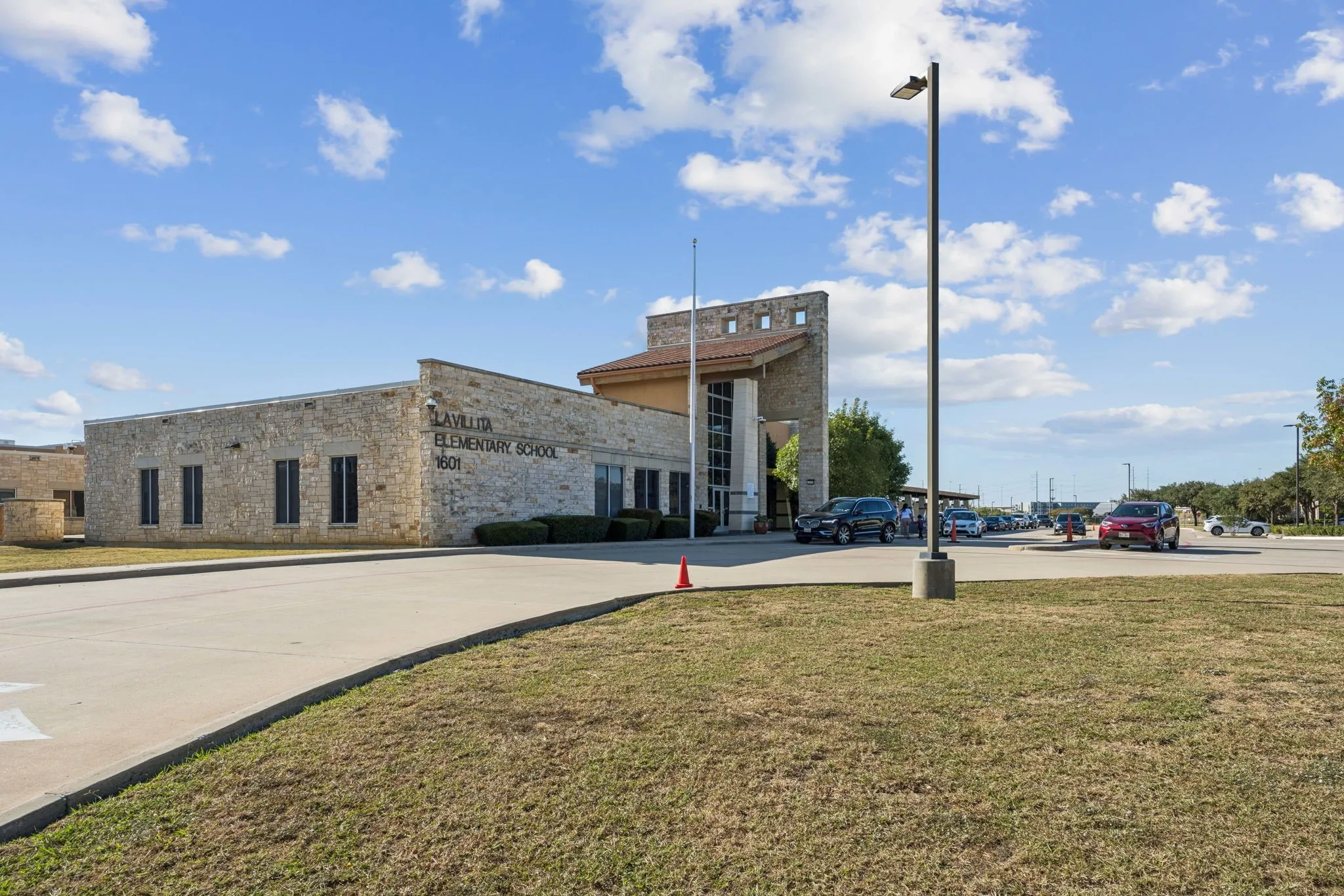 Condominium For Sale in Dallas County , 643 Senda, Irving, Texas 75039, 3 Bedroom, 3 Bathroom, 2 Garage spaces, 2,107 Sqft, built in 2007, mls#21309316, Real Estate Agent in Irving, Homes For Sale in Dallas county, Homes For Sale in Irving, Realtor in Irving Texas, Real Estate Brokerage Independent Realty Texas, Luminita Cordes Realtor