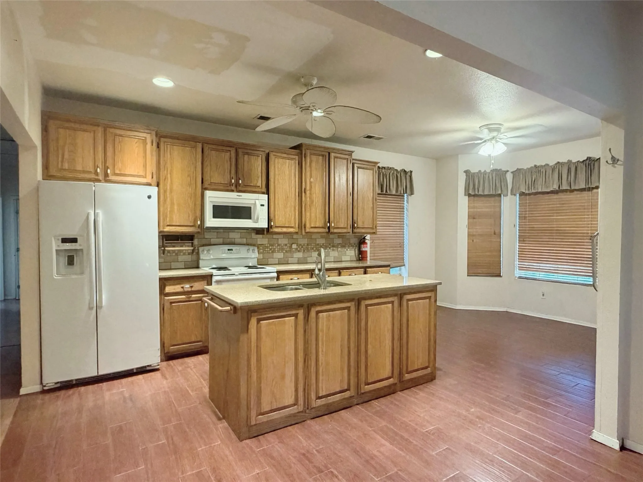 Single Family Residence For Sale in Taylor County , 3210 E Lake Road, Abilene, Texas 79601, 6 Bedroom, 4 Bathroom, 2 Garage spaces, 2,458 Sqft, built in 1995, mls#21309567, Real Estate Agent in Abilene, Homes For Sale in Taylor county, Homes For Sale in Abilene, Realtor in Abilene Texas, Real Estate Brokerage Independent Realty Texas, Luminita Cordes Realtor