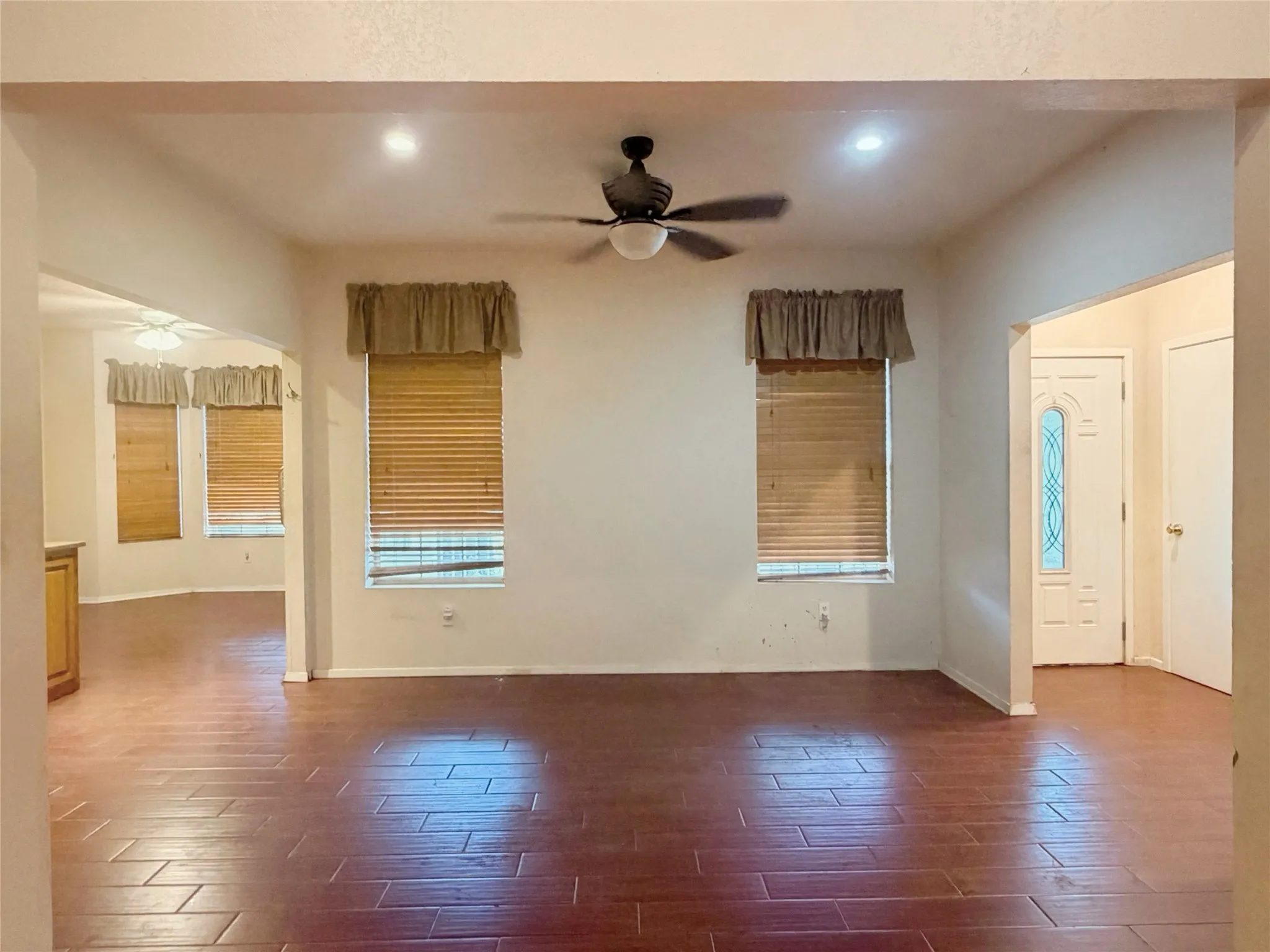 Single Family Residence For Sale in Taylor County , 3210 E Lake Road, Abilene, Texas 79601, 6 Bedroom, 4 Bathroom, 2 Garage spaces, 2,458 Sqft, built in 1995, mls#21309567, Real Estate Agent in Abilene, Homes For Sale in Taylor county, Homes For Sale in Abilene, Realtor in Abilene Texas, Real Estate Brokerage Independent Realty Texas, Luminita Cordes Realtor