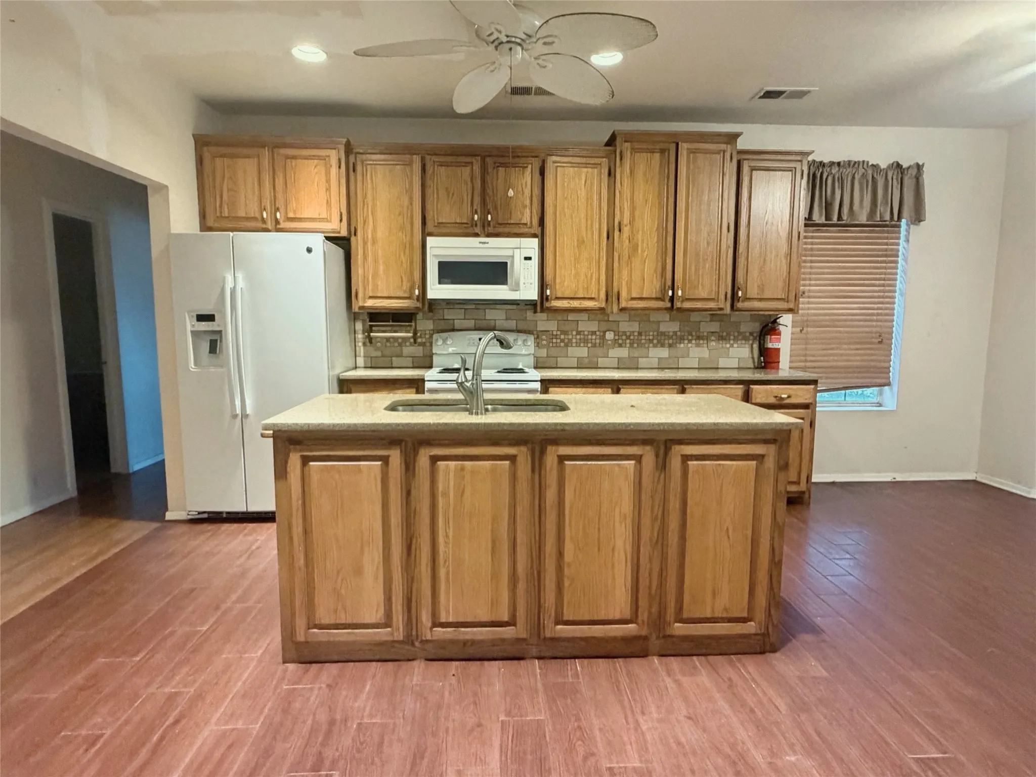 Single Family Residence For Sale in Taylor County , 3210 E Lake Road, Abilene, Texas 79601, 6 Bedroom, 4 Bathroom, 2 Garage spaces, 2,458 Sqft, built in 1995, mls#21309567, Real Estate Agent in Abilene, Homes For Sale in Taylor county, Homes For Sale in Abilene, Realtor in Abilene Texas, Real Estate Brokerage Independent Realty Texas, Luminita Cordes Realtor