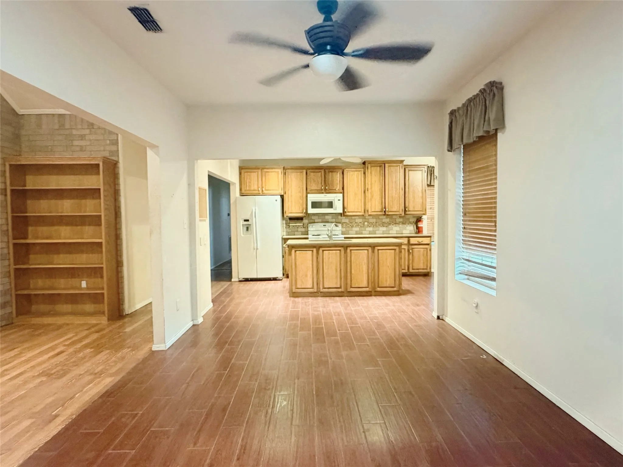 Single Family Residence For Sale in Taylor County , 3210 E Lake Road, Abilene, Texas 79601, 6 Bedroom, 4 Bathroom, 2 Garage spaces, 2,458 Sqft, built in 1995, mls#21309567, Real Estate Agent in Abilene, Homes For Sale in Taylor county, Homes For Sale in Abilene, Realtor in Abilene Texas, Real Estate Brokerage Independent Realty Texas, Luminita Cordes Realtor