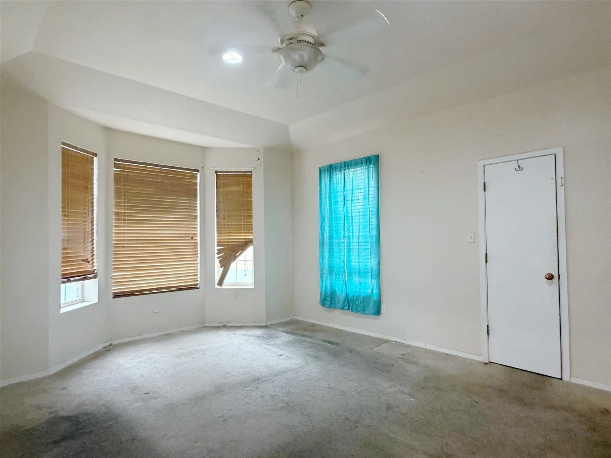 Single Family Residence For Sale in Taylor County , 3210 E Lake Road, Abilene, Texas 79601, 6 Bedroom, 4 Bathroom, 2 Garage spaces, 2,458 Sqft, built in 1995, mls#21309567, Real Estate Agent in Abilene, Homes For Sale in Taylor county, Homes For Sale in Abilene, Realtor in Abilene Texas, Real Estate Brokerage Independent Realty Texas, Luminita Cordes Realtor