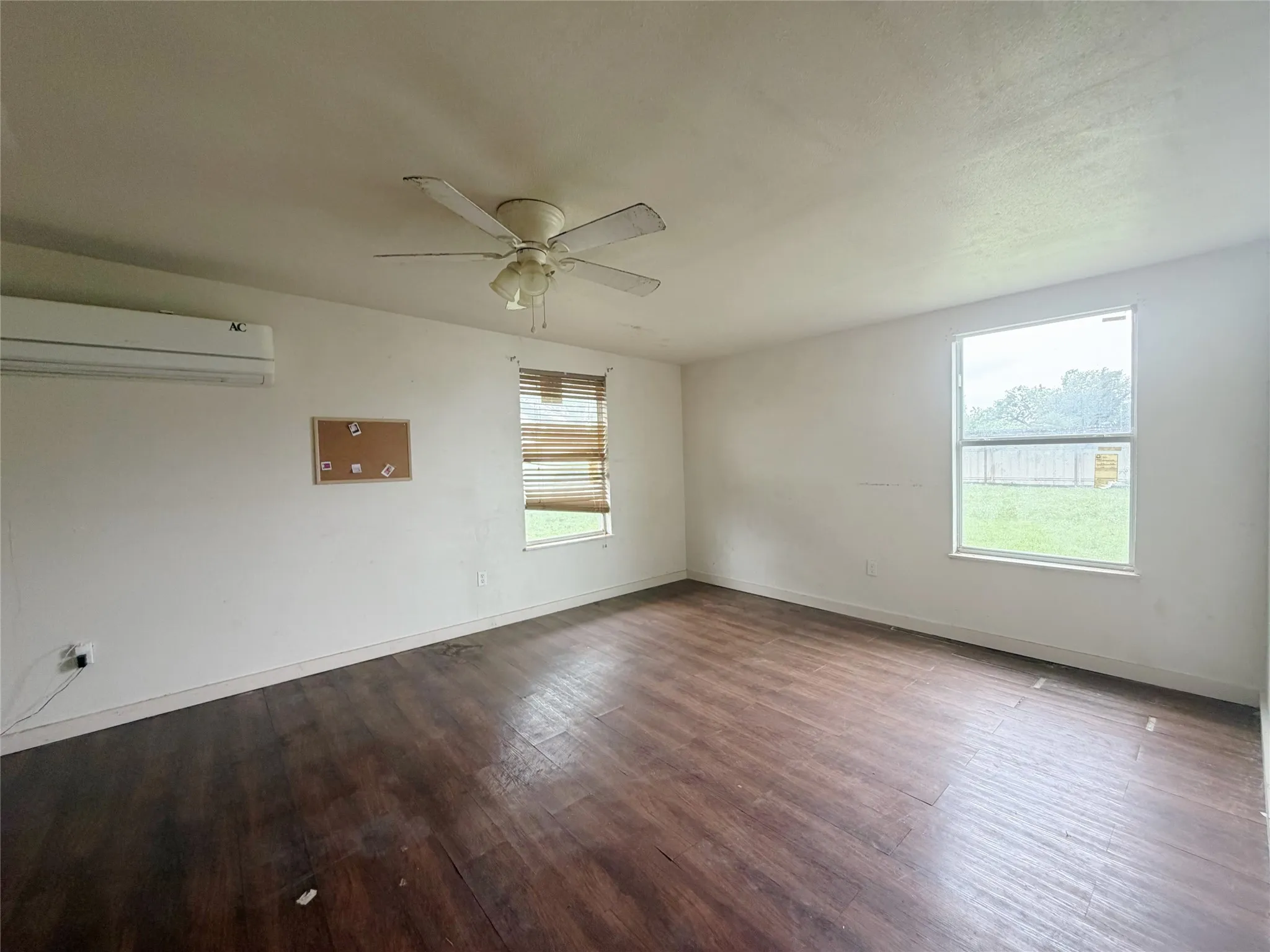 Single Family Residence For Sale in Taylor County , 3210 E Lake Road, Abilene, Texas 79601, 6 Bedroom, 4 Bathroom, 2 Garage spaces, 2,458 Sqft, built in 1995, mls#21309567, Real Estate Agent in Abilene, Homes For Sale in Taylor county, Homes For Sale in Abilene, Realtor in Abilene Texas, Real Estate Brokerage Independent Realty Texas, Luminita Cordes Realtor