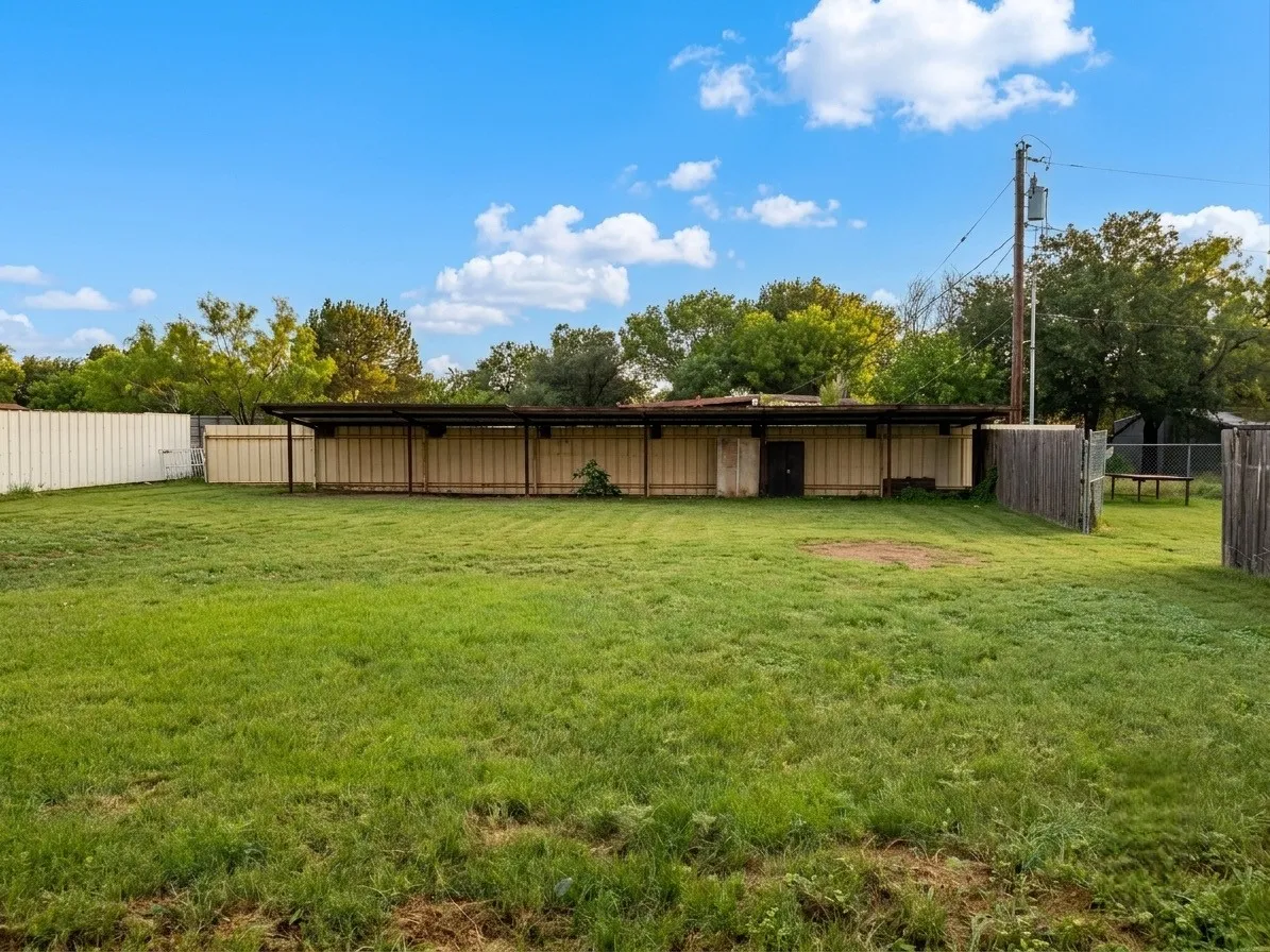 Single Family Residence For Sale in Taylor County , 3210 E Lake Road, Abilene, Texas 79601, 6 Bedroom, 4 Bathroom, 2 Garage spaces, 2,458 Sqft, built in 1995, mls#21309567, Real Estate Agent in Abilene, Homes For Sale in Taylor county, Homes For Sale in Abilene, Realtor in Abilene Texas, Real Estate Brokerage Independent Realty Texas, Luminita Cordes Realtor