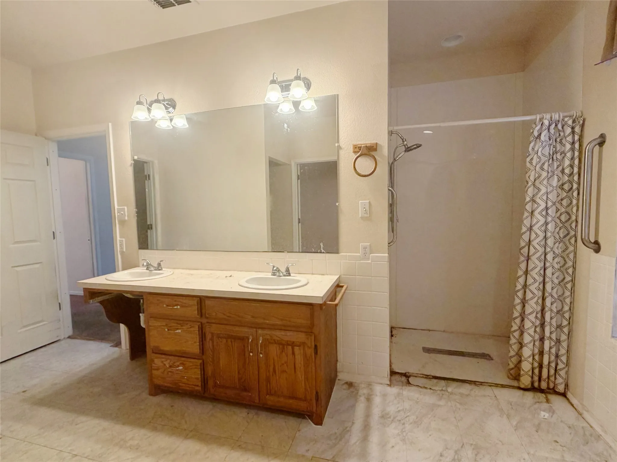 Single Family Residence For Sale in Taylor County , 3210 E Lake Road, Abilene, Texas 79601, 6 Bedroom, 4 Bathroom, 2 Garage spaces, 2,458 Sqft, built in 1995, mls#21309567, Real Estate Agent in Abilene, Homes For Sale in Taylor county, Homes For Sale in Abilene, Realtor in Abilene Texas, Real Estate Brokerage Independent Realty Texas, Luminita Cordes Realtor