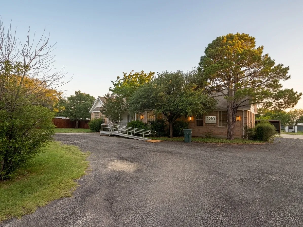 Single Family Residence For Sale in Taylor County , 3210 E Lake Road, Abilene, Texas 79601, 6 Bedroom, 4 Bathroom, 2 Garage spaces, 2,458 Sqft, built in 1995, mls#21309567, Real Estate Agent in Abilene, Homes For Sale in Taylor county, Homes For Sale in Abilene, Realtor in Abilene Texas, Real Estate Brokerage Independent Realty Texas, Luminita Cordes Realtor