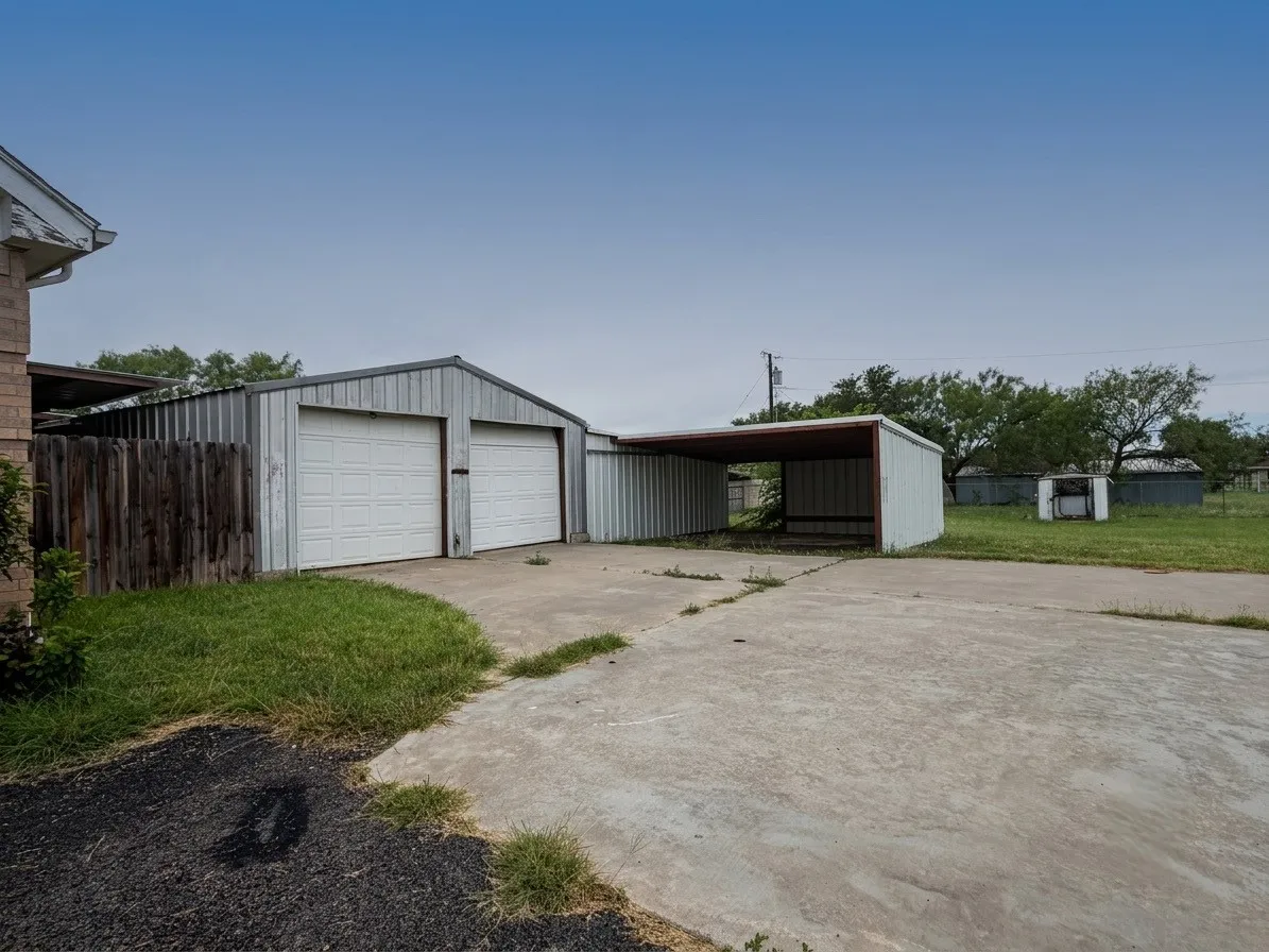 Single Family Residence For Sale in Taylor County , 3210 E Lake Road, Abilene, Texas 79601, 6 Bedroom, 4 Bathroom, 2 Garage spaces, 2,458 Sqft, built in 1995, mls#21309567, Real Estate Agent in Abilene, Homes For Sale in Taylor county, Homes For Sale in Abilene, Realtor in Abilene Texas, Real Estate Brokerage Independent Realty Texas, Luminita Cordes Realtor
