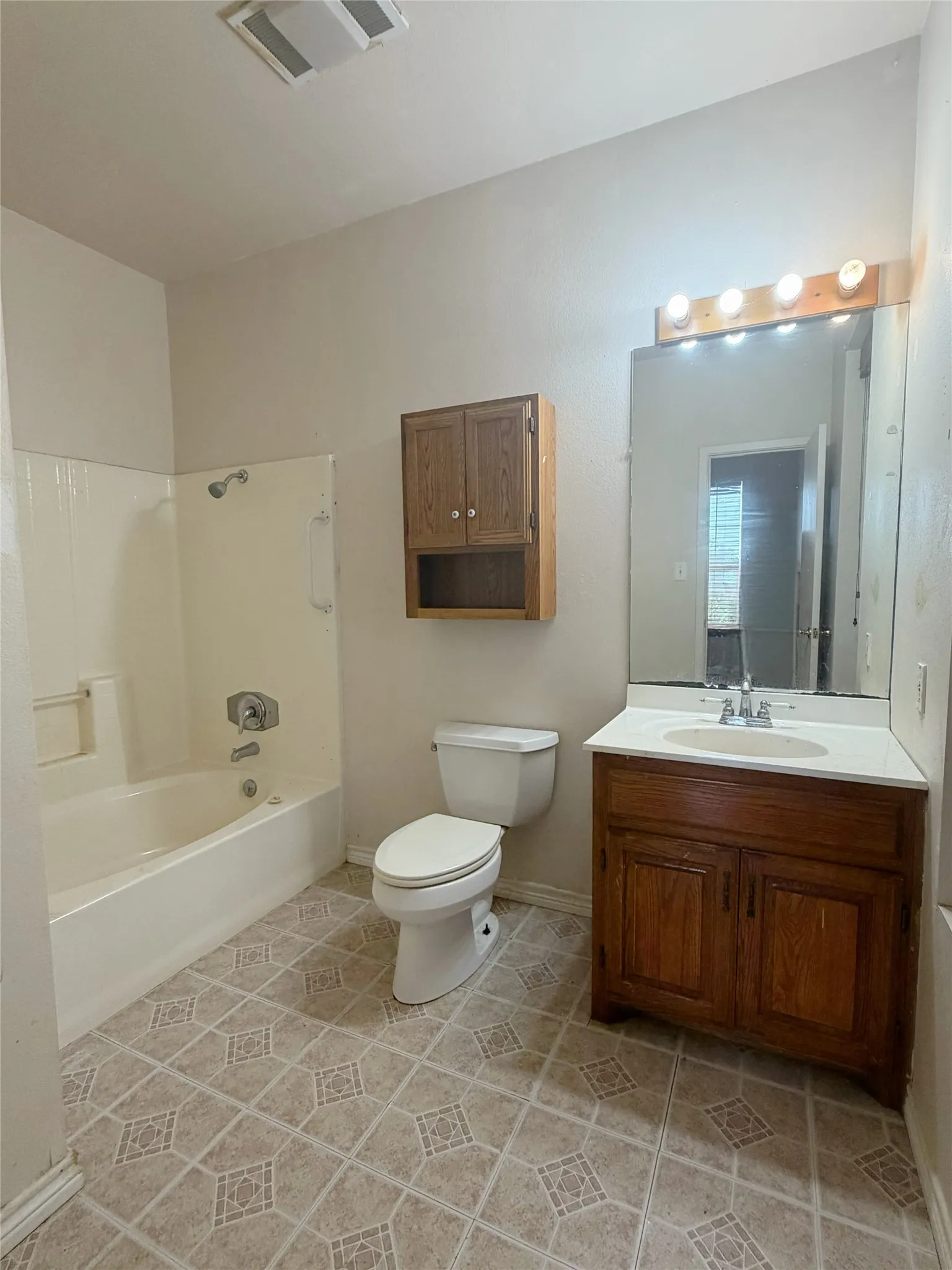 Single Family Residence For Sale in Taylor County , 3210 E Lake Road, Abilene, Texas 79601, 6 Bedroom, 4 Bathroom, 2 Garage spaces, 2,458 Sqft, built in 1995, mls#21309567, Real Estate Agent in Abilene, Homes For Sale in Taylor county, Homes For Sale in Abilene, Realtor in Abilene Texas, Real Estate Brokerage Independent Realty Texas, Luminita Cordes Realtor