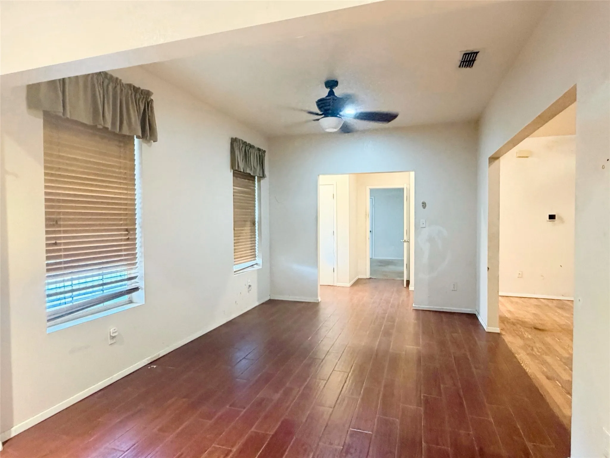 Single Family Residence For Sale in Taylor County , 3210 E Lake Road, Abilene, Texas 79601, 6 Bedroom, 4 Bathroom, 2 Garage spaces, 2,458 Sqft, built in 1995, mls#21309567, Real Estate Agent in Abilene, Homes For Sale in Taylor county, Homes For Sale in Abilene, Realtor in Abilene Texas, Real Estate Brokerage Independent Realty Texas, Luminita Cordes Realtor