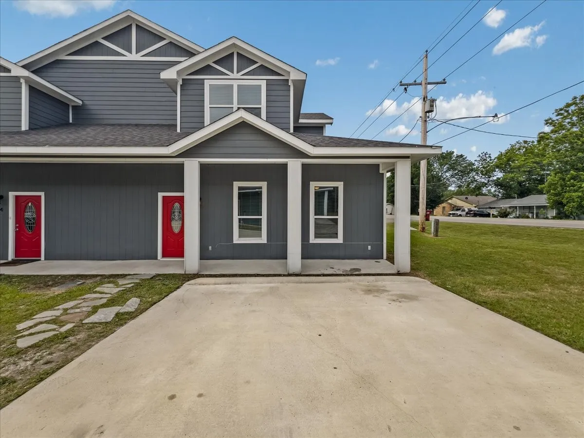 Duplex For Rent in Collin County , 5 Bowling Lane, Blue Ridge, Texas 75424, 3 Bedroom, 3 Bathroom, Garage spaces, 1,442 Sqft, built in 2021, mls#21309572, Real Estate Agent in Blue Ridge, Homes For Rent in Collin county, Homes For Rent in Blue Ridge, Realtor in Blue Ridge Texas, Real Estate Brokerage Independent Realty Texas, Luminita Cordes Realtor