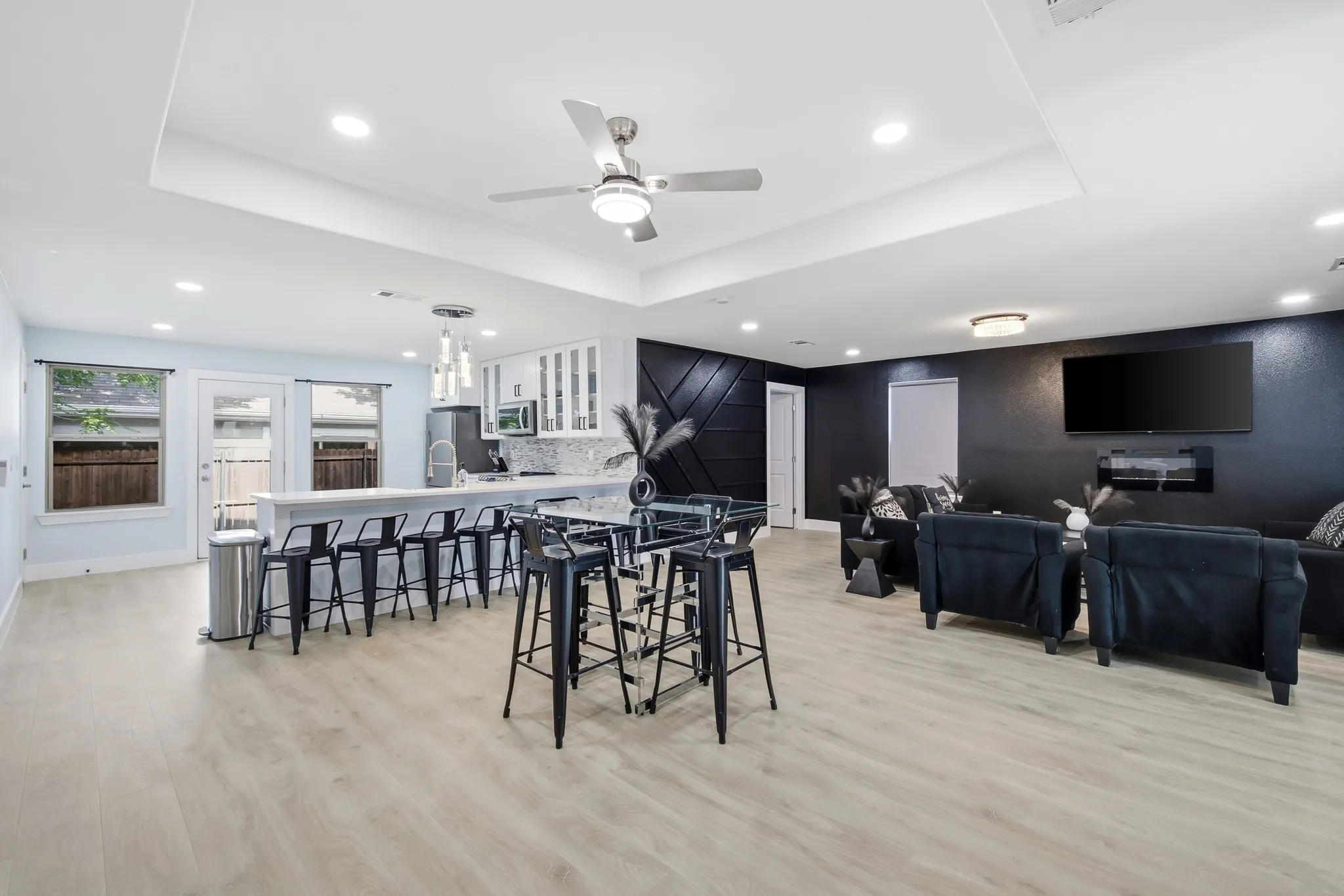 Single Family Residence For Sale in Dallas County , 3407 Chicago Street, Dallas, Texas 75212, 5 Bedroom, 2 Bathroom, 1 Garage spaces, 1,968 Sqft, built in 1948, mls#21304656, Real Estate Agent in Dallas, Homes For Sale in Dallas county, Homes For Sale in Dallas, Realtor in Dallas Texas, Real Estate Brokerage Independent Realty Texas, Luminita Cordes Realtor