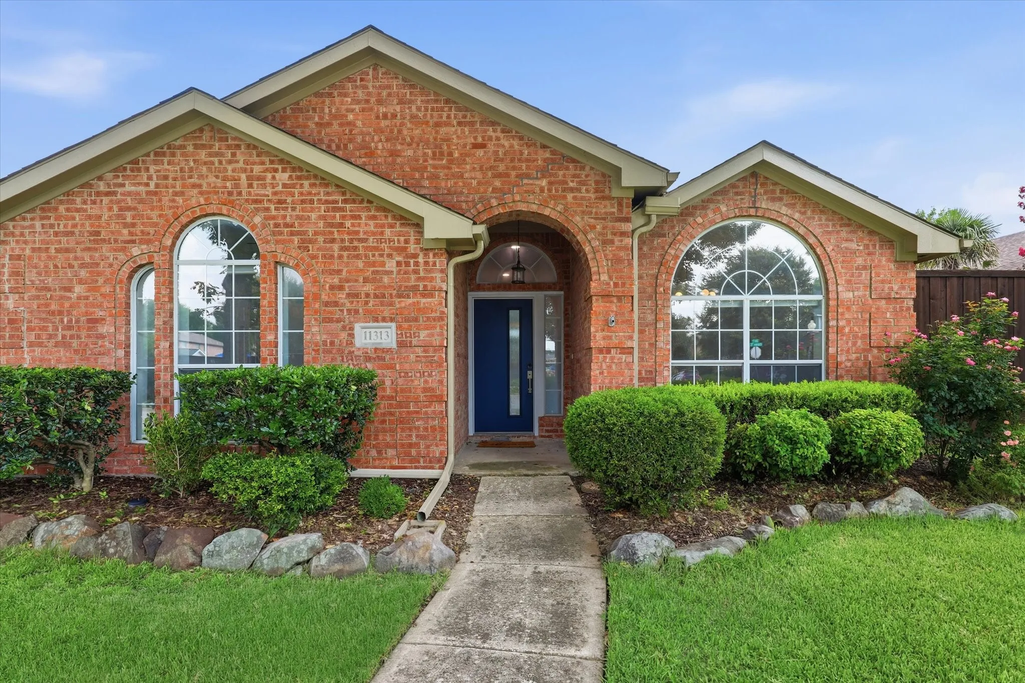 11313 Canoe offers beautiful drive up appeal!