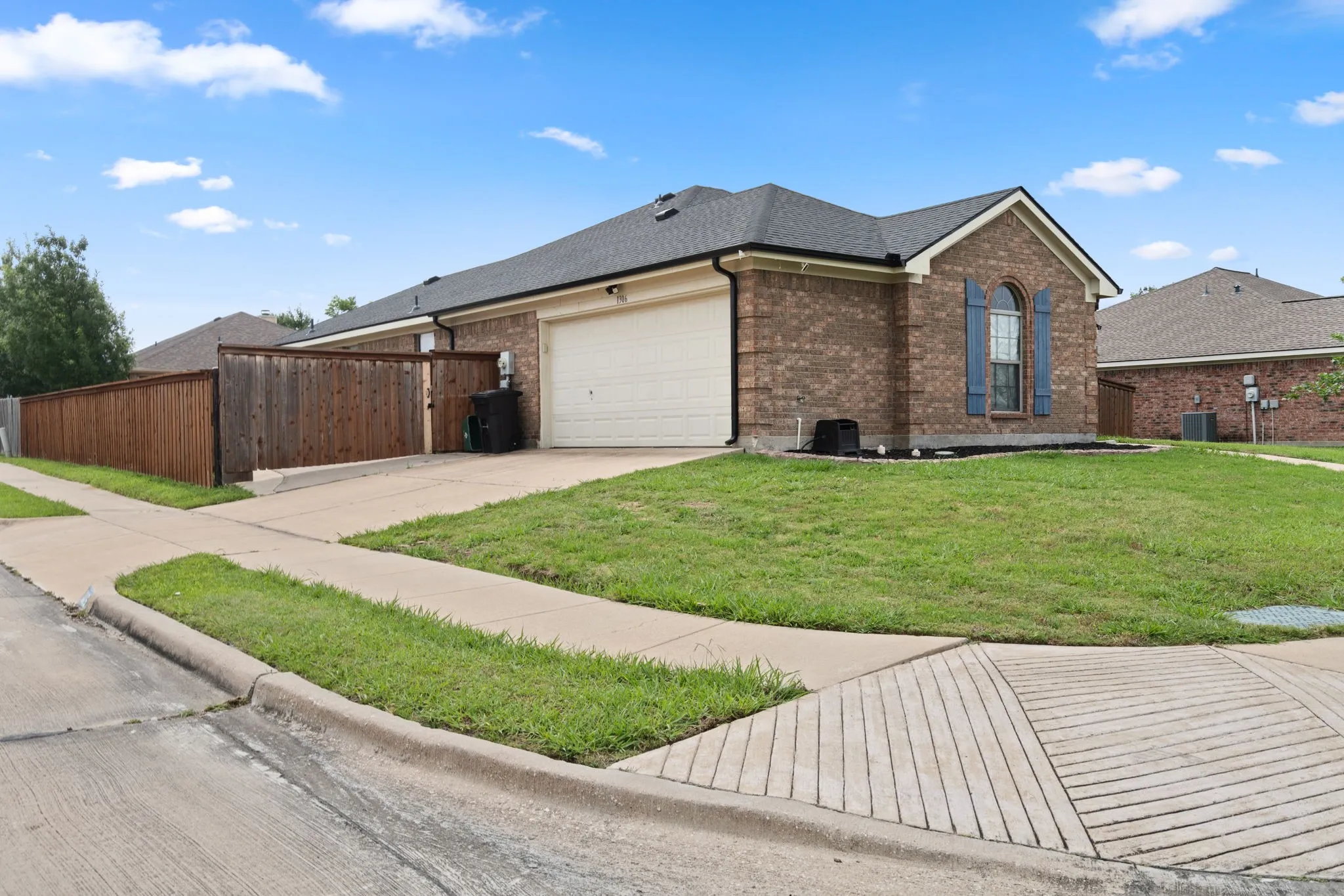 Single Family Residence For Sale in Ellis County , 1306 Beacon Hill Drive, Midlothian, Texas 76065, 3 Bedroom, 2 Bathroom, 2 Garage spaces, 1,640 Sqft, built in 2009, mls#21309608, Real Estate Agent in Midlothian, Homes For Sale in Ellis county, Homes For Sale in Midlothian, Realtor in Midlothian Texas, Real Estate Brokerage Independent Realty Texas, Luminita Cordes Realtor