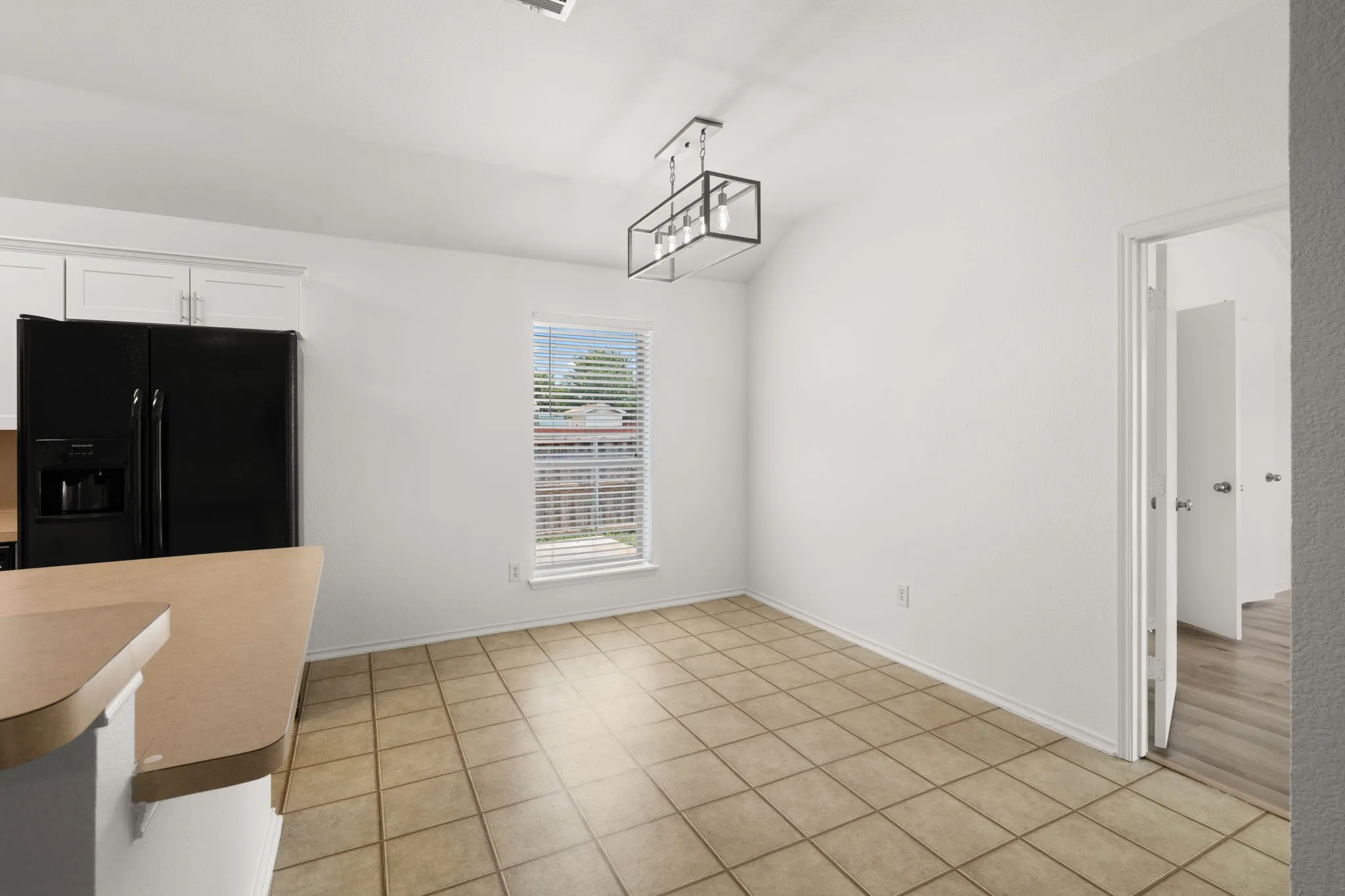 Single Family Residence For Sale in Ellis County , 1306 Beacon Hill Drive, Midlothian, Texas 76065, 3 Bedroom, 2 Bathroom, 2 Garage spaces, 1,640 Sqft, built in 2009, mls#21309608, Real Estate Agent in Midlothian, Homes For Sale in Ellis county, Homes For Sale in Midlothian, Realtor in Midlothian Texas, Real Estate Brokerage Independent Realty Texas, Luminita Cordes Realtor