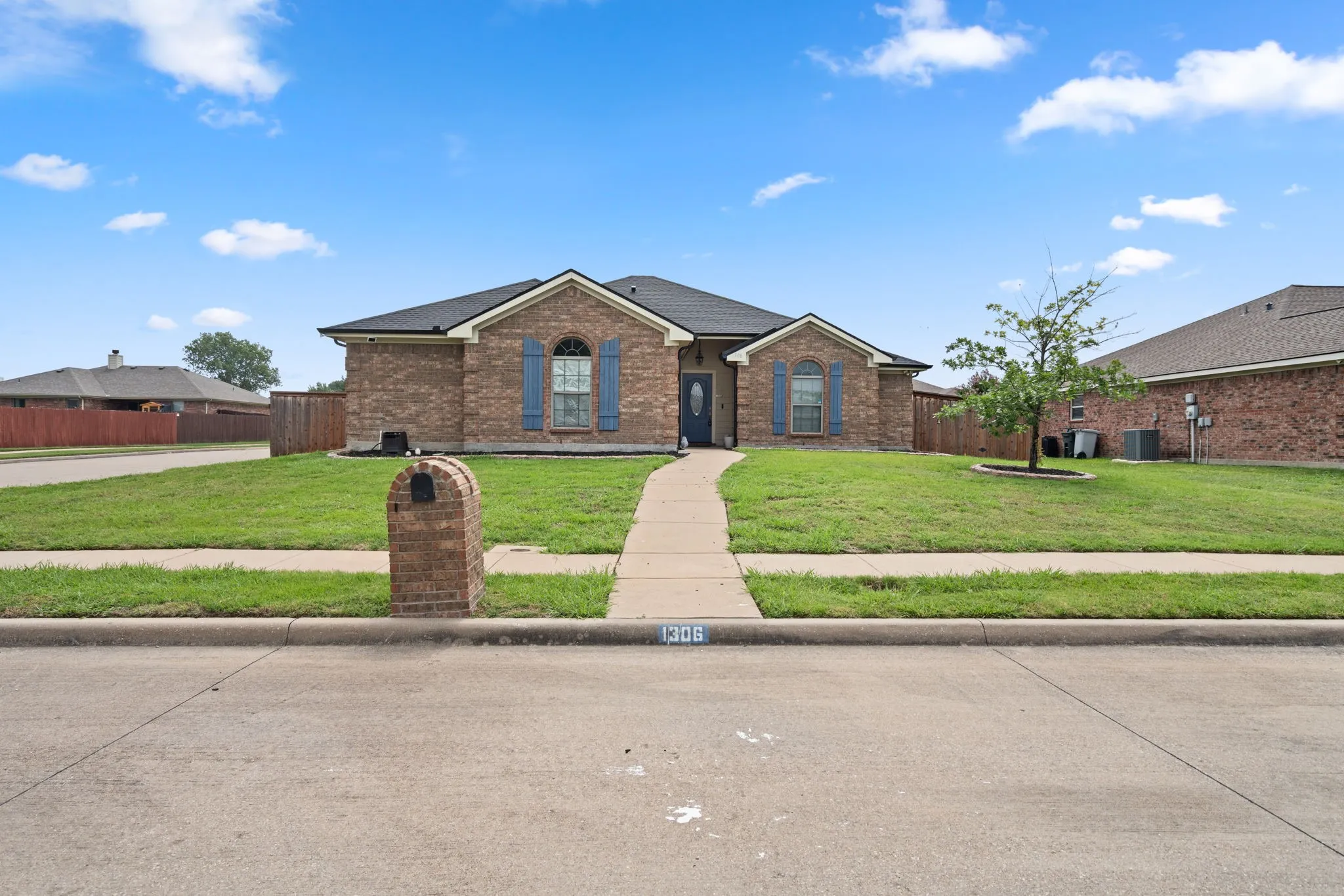 Single Family Residence For Sale in Ellis County , 1306 Beacon Hill Drive, Midlothian, Texas 76065, 3 Bedroom, 2 Bathroom, 2 Garage spaces, 1,640 Sqft, built in 2009, mls#21309608, Real Estate Agent in Midlothian, Homes For Sale in Ellis county, Homes For Sale in Midlothian, Realtor in Midlothian Texas, Real Estate Brokerage Independent Realty Texas, Luminita Cordes Realtor