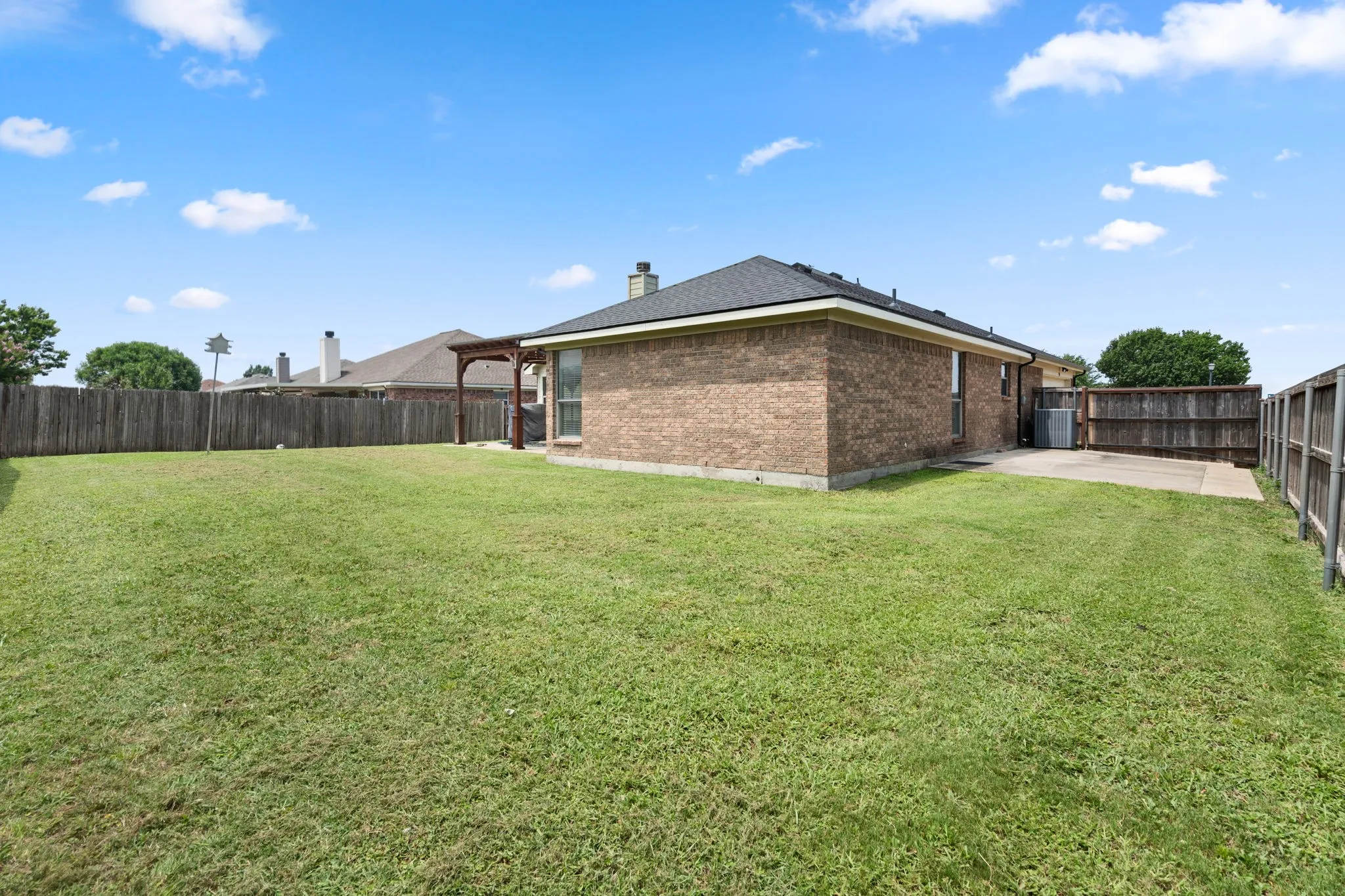 Single Family Residence For Sale in Ellis County , 1306 Beacon Hill Drive, Midlothian, Texas 76065, 3 Bedroom, 2 Bathroom, 2 Garage spaces, 1,640 Sqft, built in 2009, mls#21309608, Real Estate Agent in Midlothian, Homes For Sale in Ellis county, Homes For Sale in Midlothian, Realtor in Midlothian Texas, Real Estate Brokerage Independent Realty Texas, Luminita Cordes Realtor