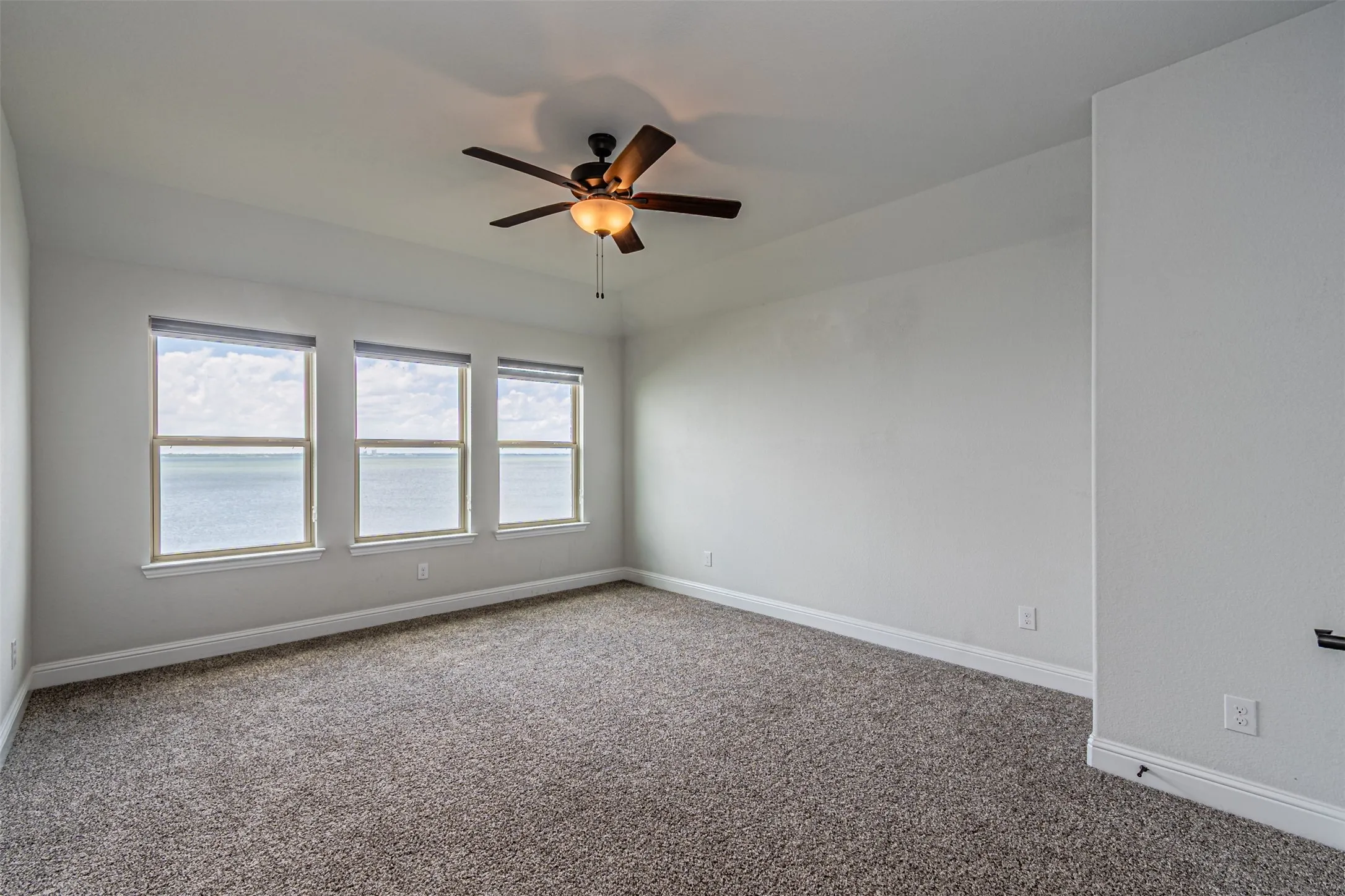 Single Family Residence For Sale in Kaufman County , 18140 Lakefront Court, Forney, Texas 75126, 4 Bedroom, 5 Bathroom, 2 Garage spaces, 3,286 Sqft, built in 2020, mls#21309629, Real Estate Agent in Forney, Homes For Sale in Kaufman county, Homes For Sale in Forney, Realtor in Forney Texas, Real Estate Brokerage Independent Realty Texas, Luminita Cordes Realtor