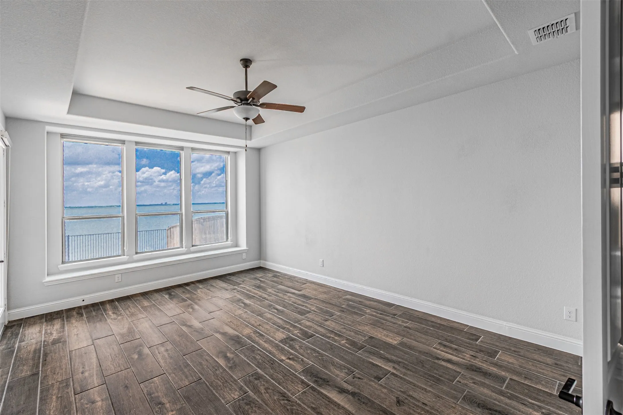Single Family Residence For Sale in Kaufman County , 18140 Lakefront Court, Forney, Texas 75126, 4 Bedroom, 5 Bathroom, 2 Garage spaces, 3,286 Sqft, built in 2020, mls#21309629, Real Estate Agent in Forney, Homes For Sale in Kaufman county, Homes For Sale in Forney, Realtor in Forney Texas, Real Estate Brokerage Independent Realty Texas, Luminita Cordes Realtor