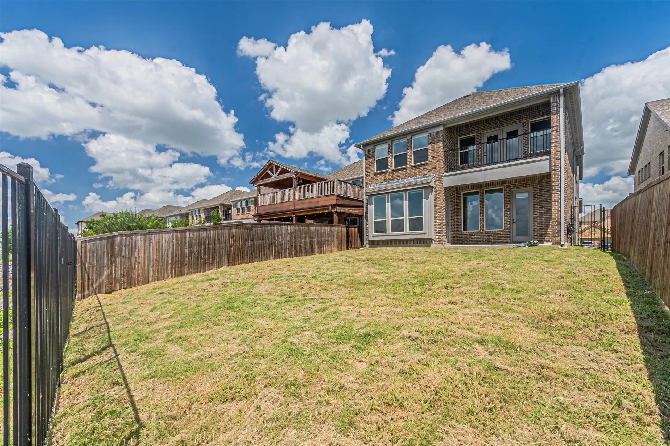 Single Family Residence For Sale in Kaufman County , 18140 Lakefront Court, Forney, Texas 75126, 4 Bedroom, 5 Bathroom, 2 Garage spaces, 3,286 Sqft, built in 2020, mls#21309629, Real Estate Agent in Forney, Homes For Sale in Kaufman county, Homes For Sale in Forney, Realtor in Forney Texas, Real Estate Brokerage Independent Realty Texas, Luminita Cordes Realtor