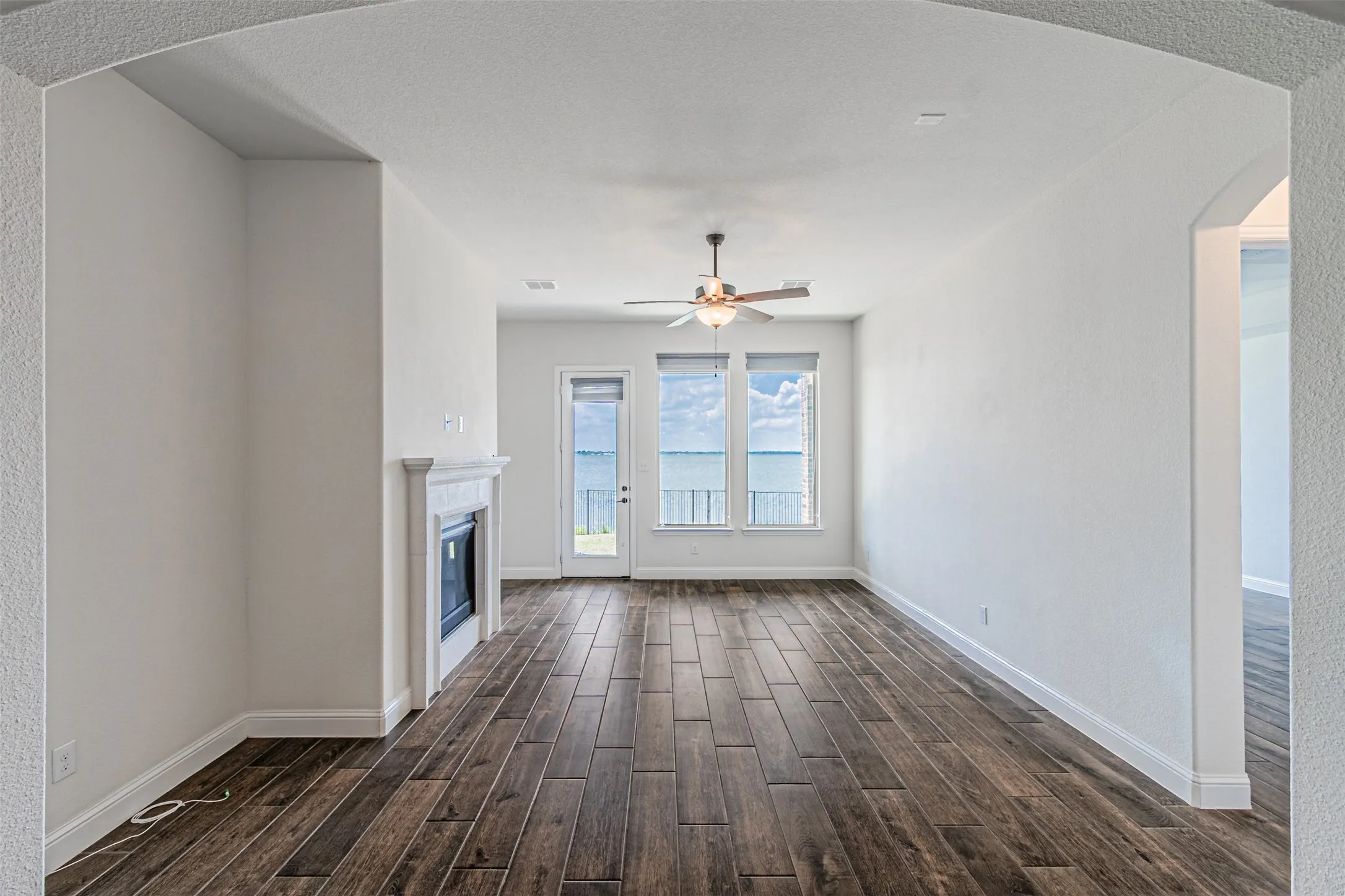 Single Family Residence For Sale in Kaufman County , 18140 Lakefront Court, Forney, Texas 75126, 4 Bedroom, 5 Bathroom, 2 Garage spaces, 3,286 Sqft, built in 2020, mls#21309629, Real Estate Agent in Forney, Homes For Sale in Kaufman county, Homes For Sale in Forney, Realtor in Forney Texas, Real Estate Brokerage Independent Realty Texas, Luminita Cordes Realtor