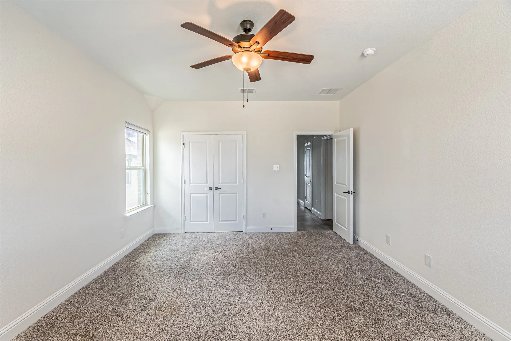 Single Family Residence For Sale in Kaufman County , 18140 Lakefront Court, Forney, Texas 75126, 4 Bedroom, 5 Bathroom, 2 Garage spaces, 3,286 Sqft, built in 2020, mls#21309629, Real Estate Agent in Forney, Homes For Sale in Kaufman county, Homes For Sale in Forney, Realtor in Forney Texas, Real Estate Brokerage Independent Realty Texas, Luminita Cordes Realtor