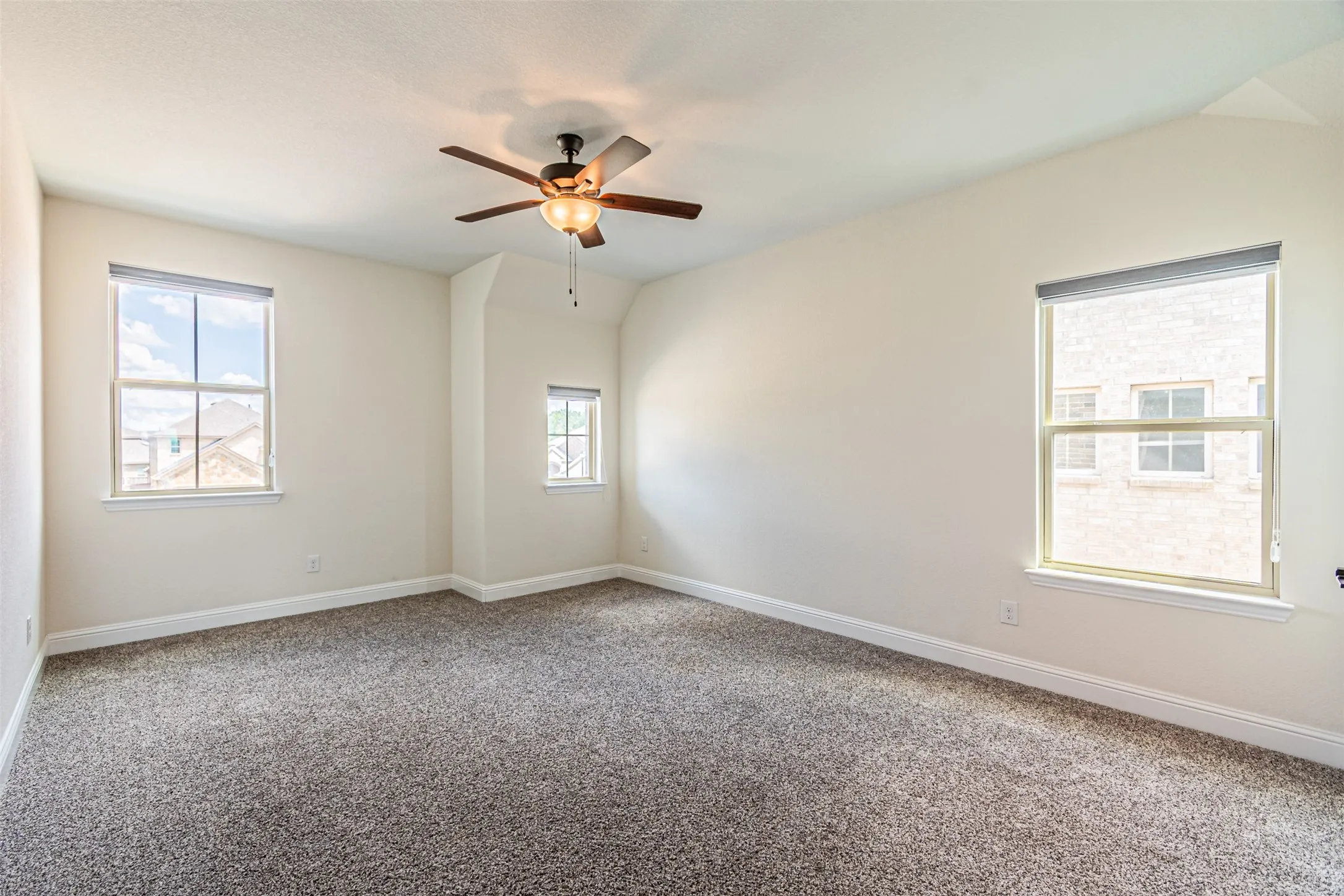 Single Family Residence For Sale in Kaufman County , 18140 Lakefront Court, Forney, Texas 75126, 4 Bedroom, 5 Bathroom, 2 Garage spaces, 3,286 Sqft, built in 2020, mls#21309629, Real Estate Agent in Forney, Homes For Sale in Kaufman county, Homes For Sale in Forney, Realtor in Forney Texas, Real Estate Brokerage Independent Realty Texas, Luminita Cordes Realtor
