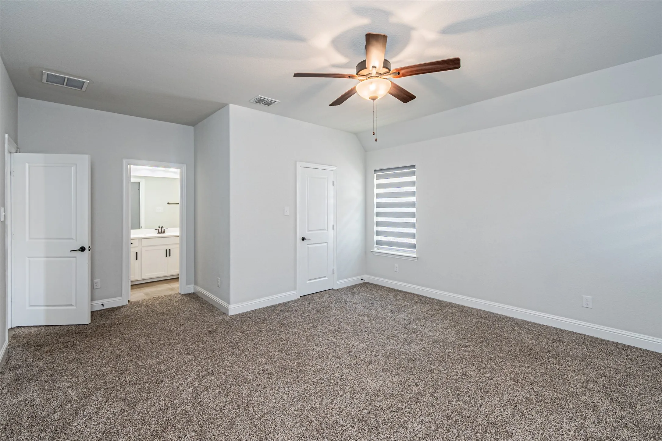 Single Family Residence For Sale in Kaufman County , 18140 Lakefront Court, Forney, Texas 75126, 4 Bedroom, 5 Bathroom, 2 Garage spaces, 3,286 Sqft, built in 2020, mls#21309629, Real Estate Agent in Forney, Homes For Sale in Kaufman county, Homes For Sale in Forney, Realtor in Forney Texas, Real Estate Brokerage Independent Realty Texas, Luminita Cordes Realtor