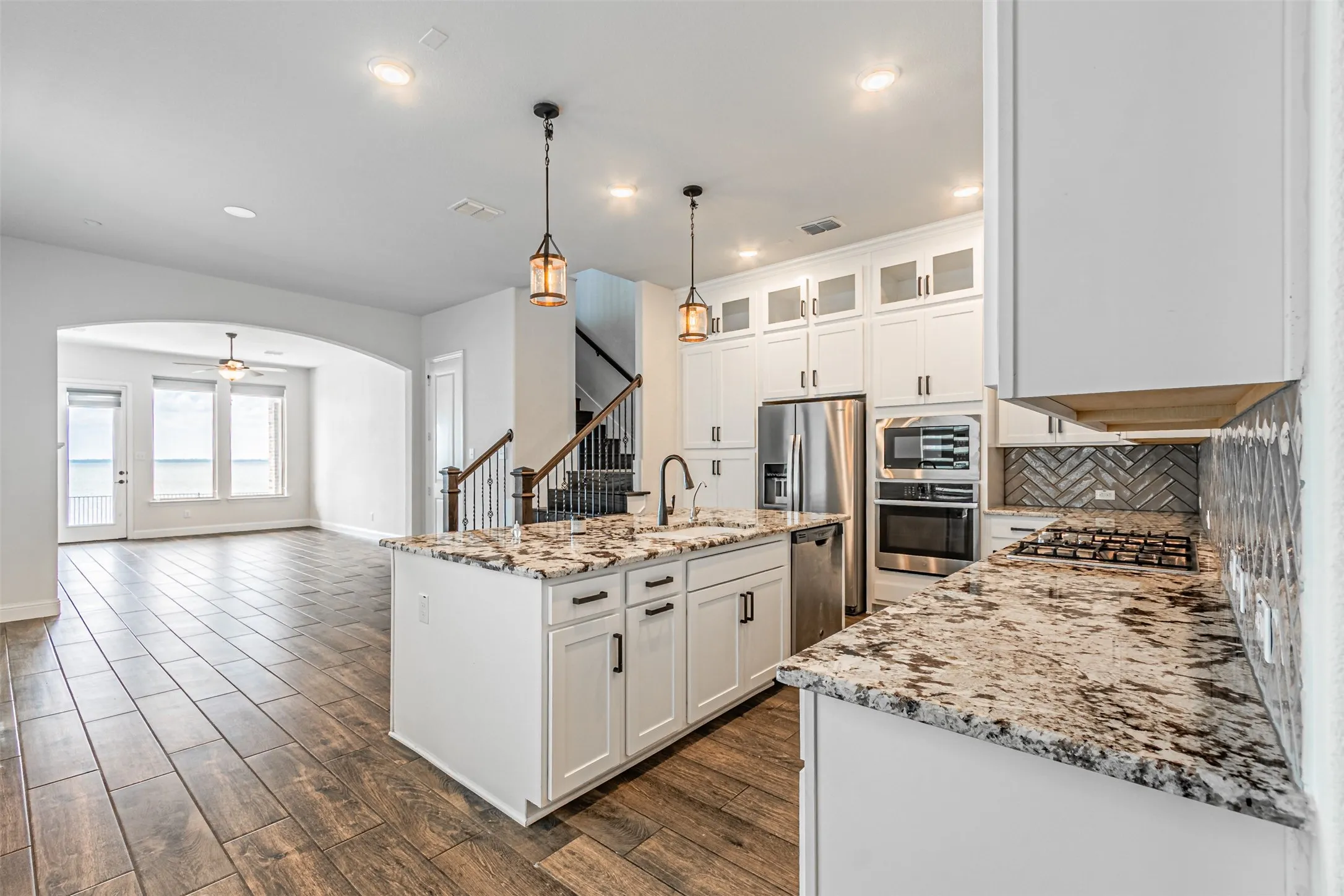 Single Family Residence For Sale in Kaufman County , 18140 Lakefront Court, Forney, Texas 75126, 4 Bedroom, 5 Bathroom, 2 Garage spaces, 3,286 Sqft, built in 2020, mls#21309629, Real Estate Agent in Forney, Homes For Sale in Kaufman county, Homes For Sale in Forney, Realtor in Forney Texas, Real Estate Brokerage Independent Realty Texas, Luminita Cordes Realtor