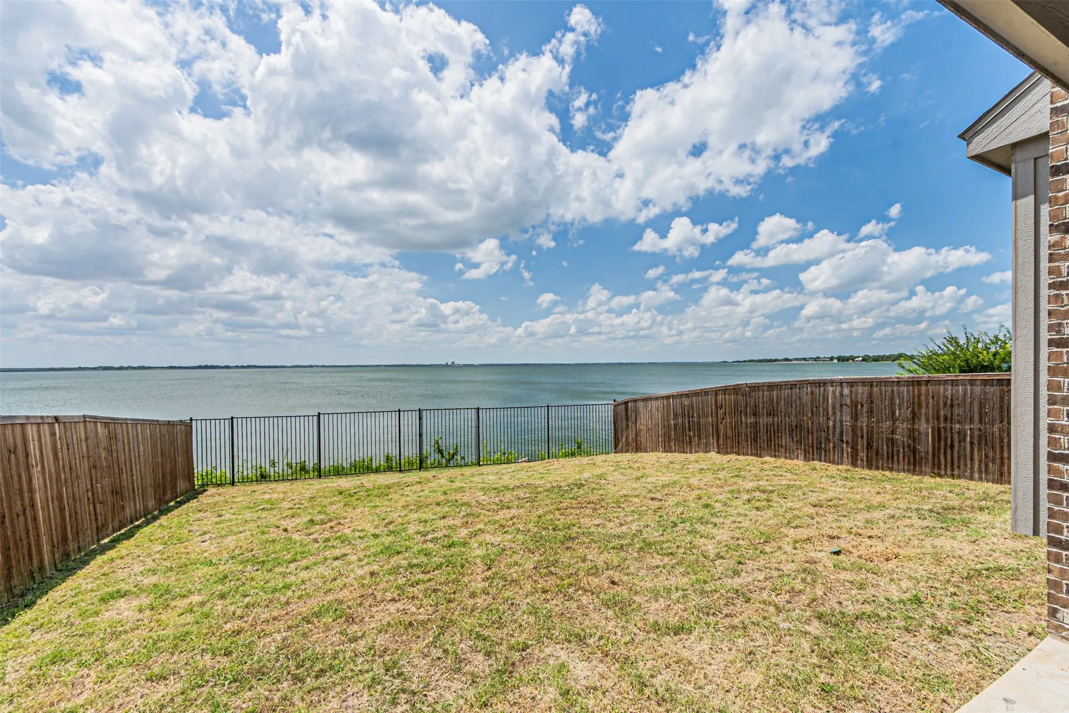 Single Family Residence For Sale in Kaufman County , 18140 Lakefront Court, Forney, Texas 75126, 4 Bedroom, 5 Bathroom, 2 Garage spaces, 3,286 Sqft, built in 2020, mls#21309629, Real Estate Agent in Forney, Homes For Sale in Kaufman county, Homes For Sale in Forney, Realtor in Forney Texas, Real Estate Brokerage Independent Realty Texas, Luminita Cordes Realtor