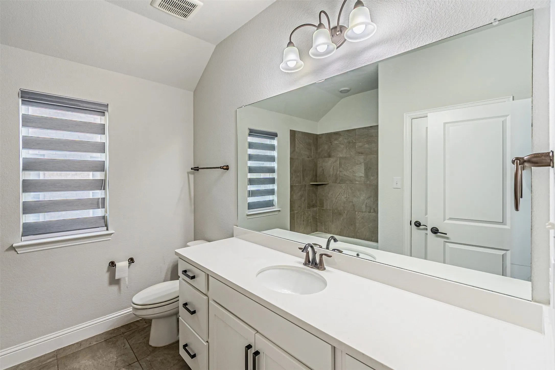 Single Family Residence For Sale in Kaufman County , 18140 Lakefront Court, Forney, Texas 75126, 4 Bedroom, 5 Bathroom, 2 Garage spaces, 3,286 Sqft, built in 2020, mls#21309629, Real Estate Agent in Forney, Homes For Sale in Kaufman county, Homes For Sale in Forney, Realtor in Forney Texas, Real Estate Brokerage Independent Realty Texas, Luminita Cordes Realtor