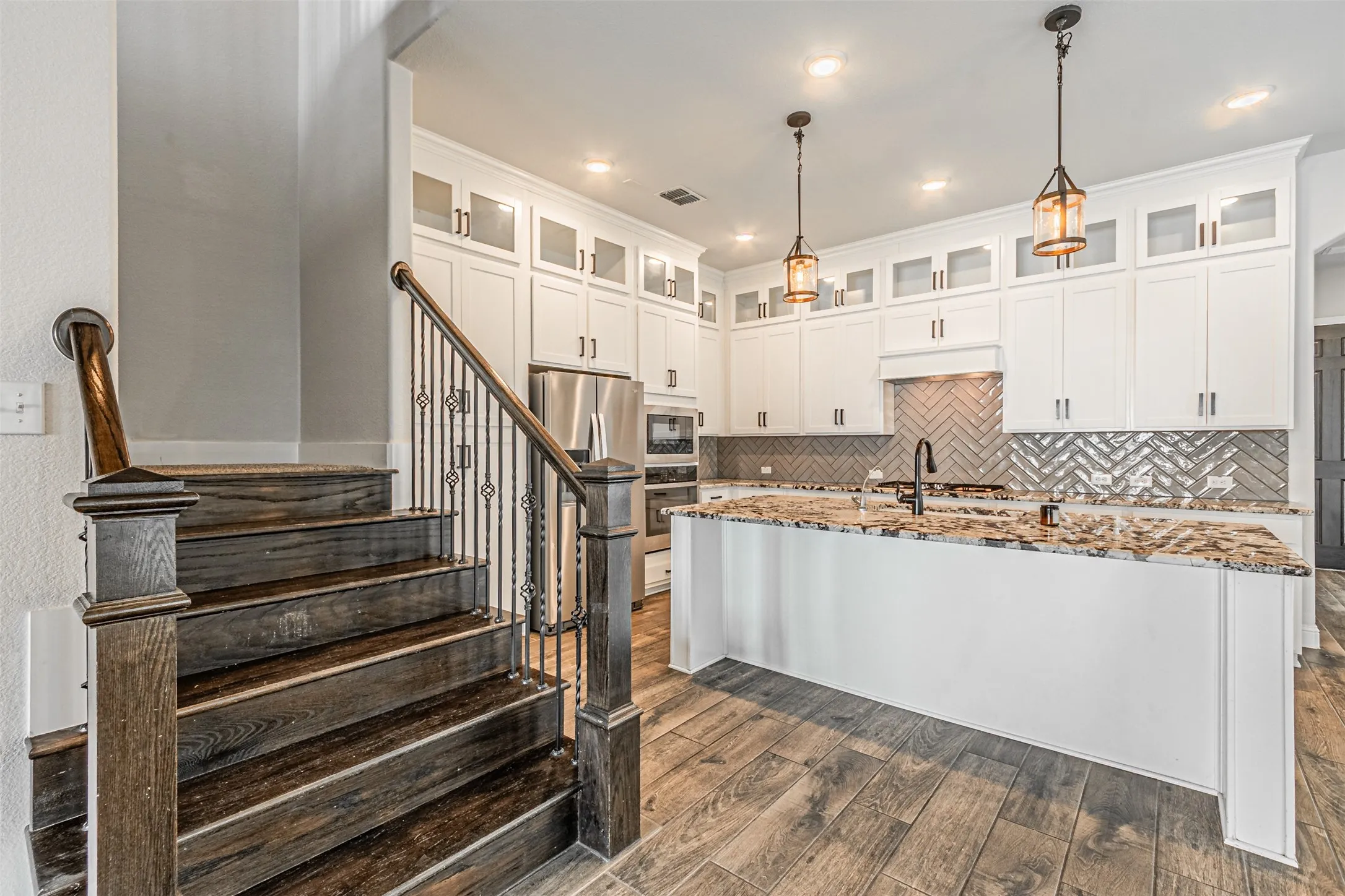 Single Family Residence For Sale in Kaufman County , 18140 Lakefront Court, Forney, Texas 75126, 4 Bedroom, 5 Bathroom, 2 Garage spaces, 3,286 Sqft, built in 2020, mls#21309629, Real Estate Agent in Forney, Homes For Sale in Kaufman county, Homes For Sale in Forney, Realtor in Forney Texas, Real Estate Brokerage Independent Realty Texas, Luminita Cordes Realtor