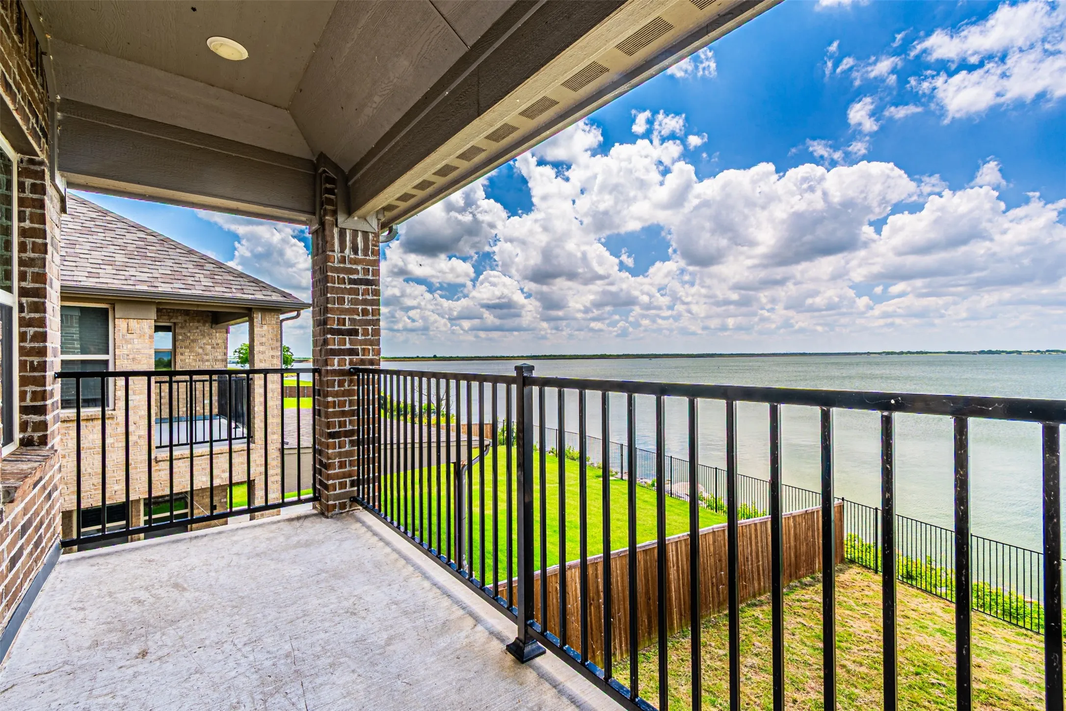 Single Family Residence For Sale in Kaufman County , 18140 Lakefront Court, Forney, Texas 75126, 4 Bedroom, 5 Bathroom, 2 Garage spaces, 3,286 Sqft, built in 2020, mls#21309629, Real Estate Agent in Forney, Homes For Sale in Kaufman county, Homes For Sale in Forney, Realtor in Forney Texas, Real Estate Brokerage Independent Realty Texas, Luminita Cordes Realtor