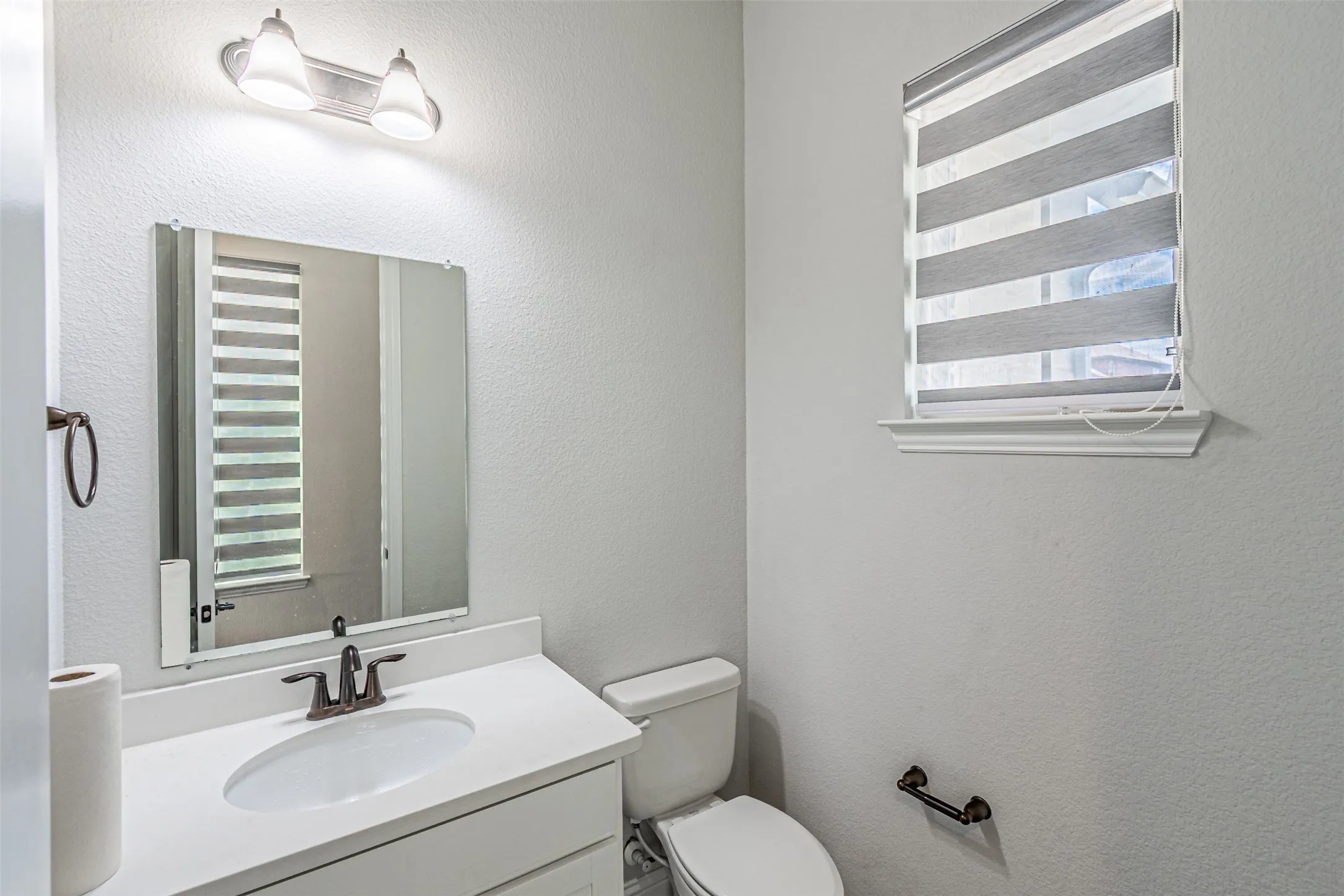 Single Family Residence For Sale in Kaufman County , 18140 Lakefront Court, Forney, Texas 75126, 4 Bedroom, 5 Bathroom, 2 Garage spaces, 3,286 Sqft, built in 2020, mls#21309629, Real Estate Agent in Forney, Homes For Sale in Kaufman county, Homes For Sale in Forney, Realtor in Forney Texas, Real Estate Brokerage Independent Realty Texas, Luminita Cordes Realtor