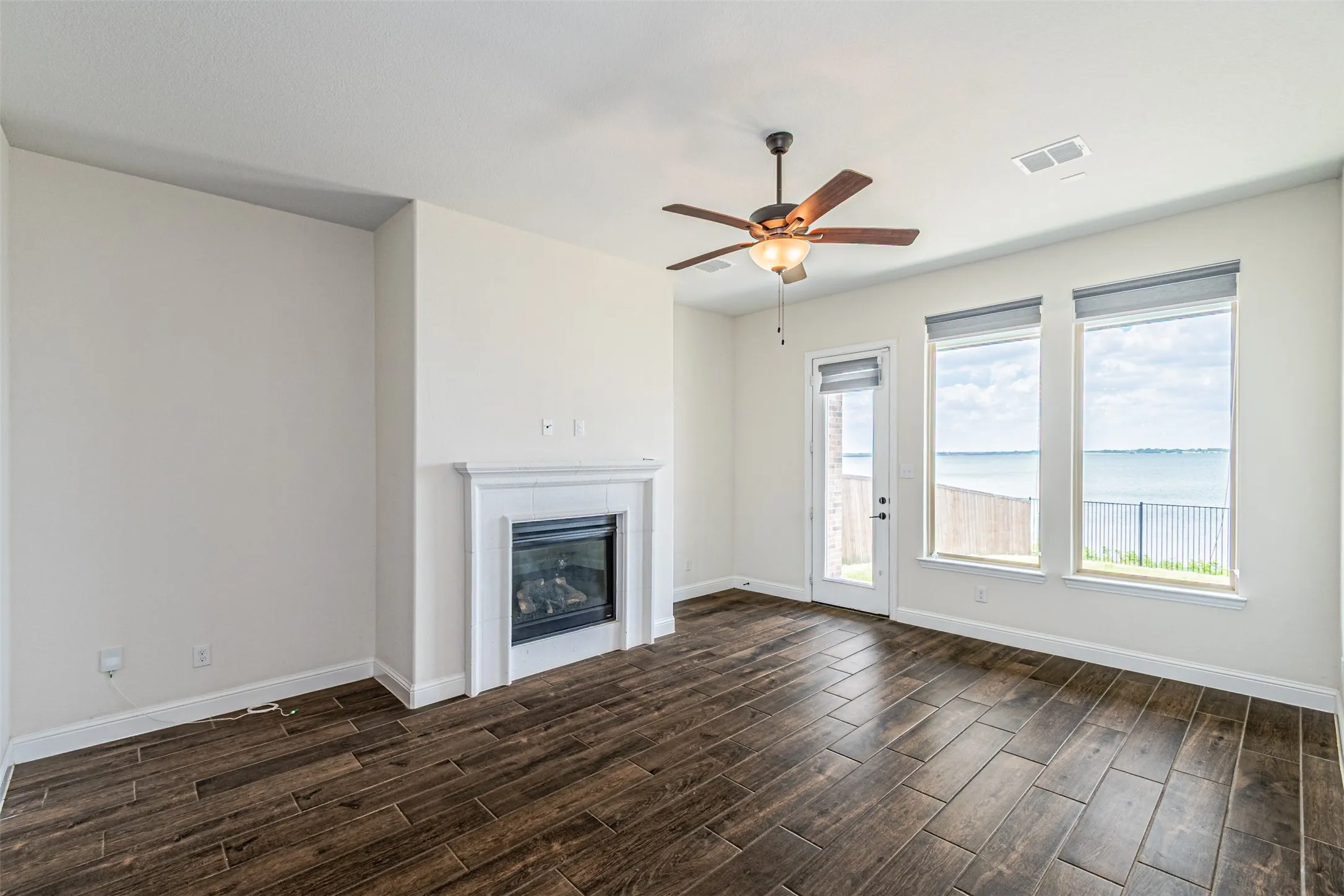 Single Family Residence For Sale in Kaufman County , 18140 Lakefront Court, Forney, Texas 75126, 4 Bedroom, 5 Bathroom, 2 Garage spaces, 3,286 Sqft, built in 2020, mls#21309629, Real Estate Agent in Forney, Homes For Sale in Kaufman county, Homes For Sale in Forney, Realtor in Forney Texas, Real Estate Brokerage Independent Realty Texas, Luminita Cordes Realtor